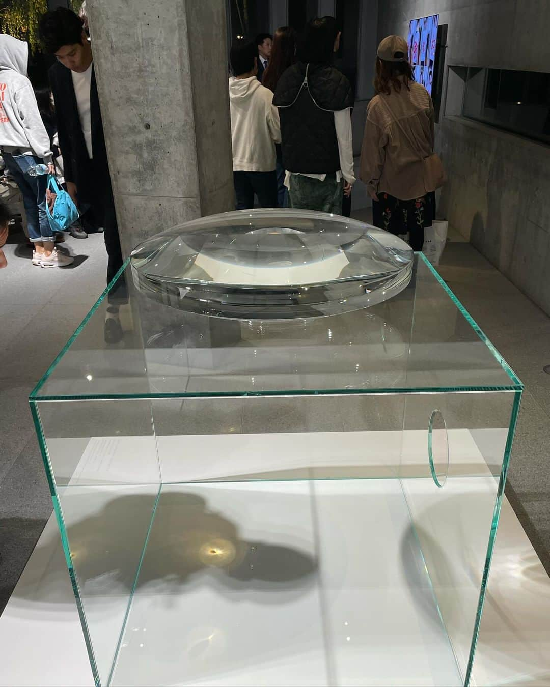 DJ AIKO 62さんのインスタグラム写真 - (DJ AIKO 62Instagram)「【アート噺】 吉岡徳仁 FLAME ガラスのトーチとモニュメント 2023年9月14日- 11月5日 21_21 DESIGN SIGHT ギャラリー3  今展では新作「ガラスのトーチ」と、「炎のモニュメント—ガラスの炬火台」を発表。来年2024年に佐賀で開催される国体のセレモニーに向けて制作されました。 セレモニーのためにMIYAKE DESIGN STUDIOが手がけた衣装なども展示。 先日投稿したイベントを見に行った際に、ギャラリー展示も見ることができました。取材ではなくプライベートでの訪問です。入場無料、火曜休館。  ・転用・転載、レイアウト写真としての使用、リポストなどは申し訳ありませんが全てお断りしています。投稿自体をご覧いただけるようにストーリーやSNSでシェアして下さると嬉しいです。  ⚠️こちらが記事、投稿のテキスト部分や番組のネタ元・きっかけとなった場合は必ずクレジット表記やアカウントの紹介もあわせてお願いいたします。  ＋＋＋＋＋ おすすめ美術展を紹介しています。 @djaiko62 を是非フォローして下さい。 いいね、フォロー、チャンネル登録やブックマークで応援よろしくお願いします。 お問い合わせは https://linktr.ee/DJAIKO62 からお願いします。 ＋＋＋＋＋  #吉岡徳仁 @tokujin_yoshioka #21_21designsight #アート噺ショート #tokujinyoshioka #アート噺 #おすすめ美術展 #美術館 #artexhibition #美術館巡り #DJAIKO62 #学芸員djのDJAIKO62 #美術展 #東京イベント情報 #見るアート噺」11月1日 17時30分 - djaiko62