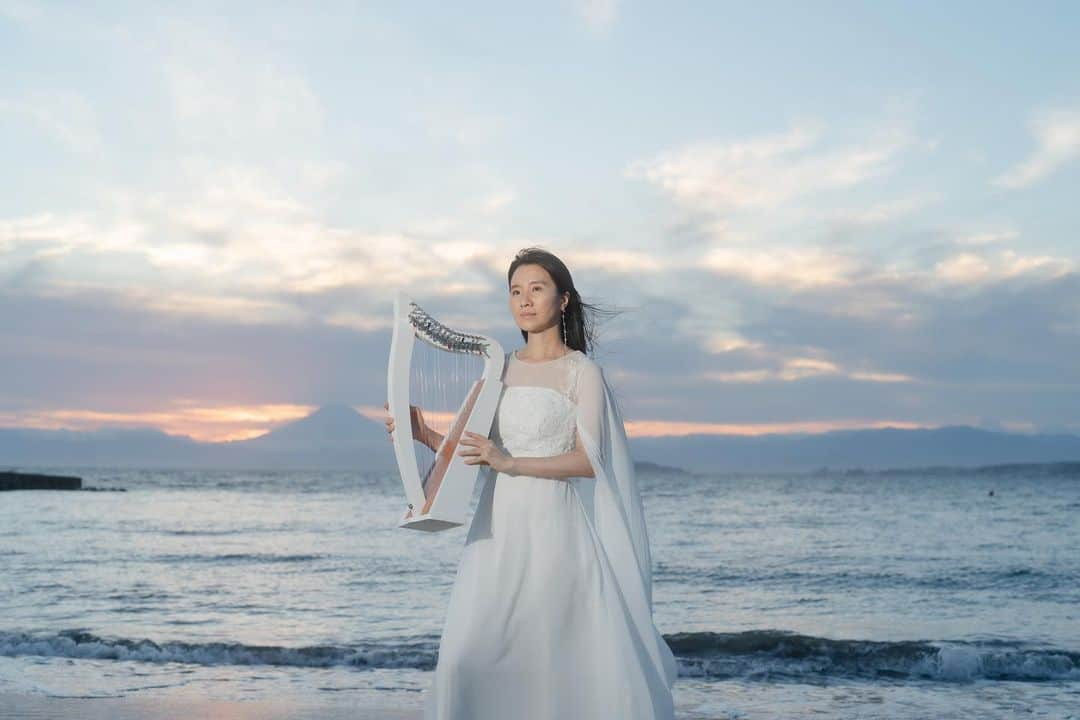 松岡みやびのインスタグラム：「#富士山 #鎌倉 #ペガサス  New photograph by Taku Watanabe. Imagination of the Pegasus style playing,MIYABI METHOD.  アイコン写真をリニューアルしました✨  神秘的な音が聴こえるような  自然界と音楽のハーモニー✨  閉鎖的封建的なクラシック音楽業界を、写真芸術によって改革したい！と熱い想いで全国撮影ツアーしている  天才写真家Takuさんに撮影いただきました。 @bloom4123   天空から舞い降りたペガサス弾きのイメージで🦄  富士山とクリスハープのコラボレーション🗻🇯🇵 @chrisharp_japan   みなさま、ご一緒に自己開放してゆきましょう！！  #ヘアメイク えつこさま @etsu_ho   美しい写真をありがとうございます✨🗽✨  #ハープ #音楽 #松岡みやび #ミヤビメソード #心理学 #癒し #セラピスト #harp #music #miyabimatsuoka #harpistlife  #楽器 #芸術 #ヒーリング #ペガサス #アセンション #ワンネス #愛 #光」