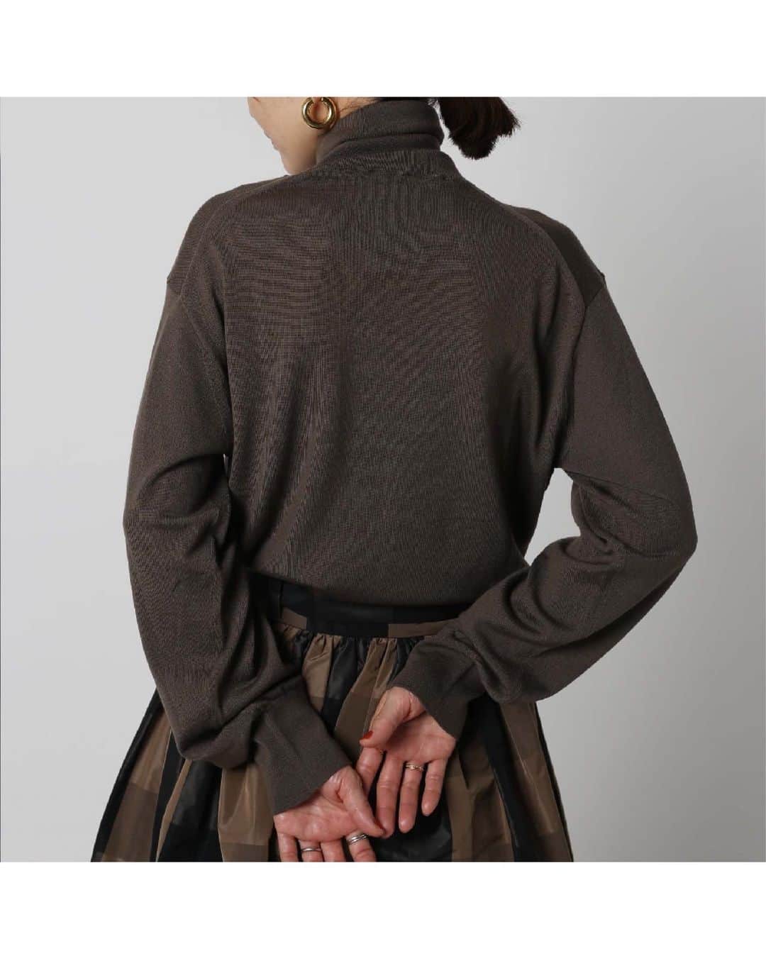 VERMEIL par ienaさんのインスタグラム写真 - (VERMEIL par ienaInstagram)「VERMEIL's Recommended knit wear. ⁡ ⁡ Light wool turtle knitー ⁡ 極細番手のウール100％素材を使用しており、 極上の滑らかさとエアリーで軽い着心地を味わえます。 ⁡ クラシックなイメージのハイゲージタートルニットを ほっそりとした女性らしいタートルネックの首元に とことん拘ってデザインした1着。 ⁡ ⁡ ⁡ ⁡ ライトウールタートルニット no.23080938518040 ¥20,900 ※店舗/ONLINE STORE販売中 ⁡ ※シリーズもございます。 ハイゲージニットワンピース （no.23080938517040 ） ⁡ ⁡ ⁡ skirt：MARTIN GRANT GATHER SKIRT no.23060939000030 ¥118,830 ※11月中旬入荷予定 ⁡ gilet：FURLING by GIANNI no.23011939000330 ¥165,000 ※店舗/ONLINE STORE販売中 ⁡ ⁡ #vermeilpariéna #ヴェルメイユパーイエナ」11月1日 17時32分 - vermeilpariena