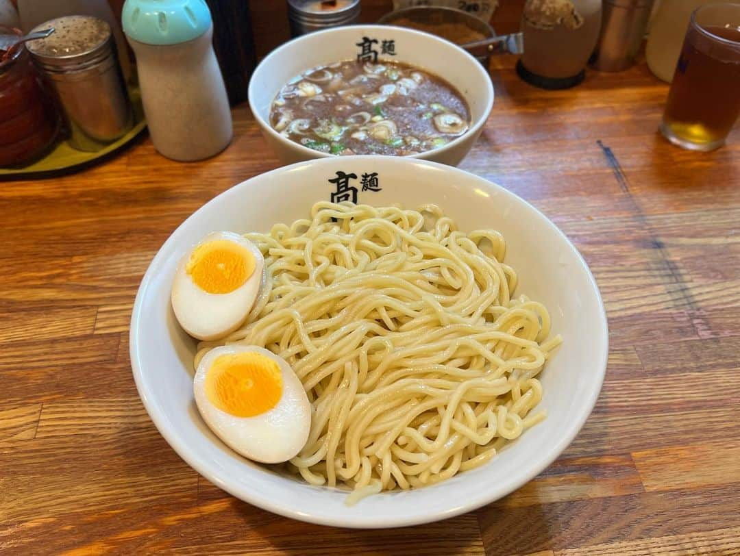 SUSURUのインスタグラム：「赤羽の路地裏の名店、麺 高はしさん。 たっぷりの麺をふんわり優しい煮干し味のつけ汁と一緒にすするスタイル。 味噌だれや魚粉などの卓上調味料でカスタマイズしながら食べ進めればあっという間に麺がなくなります。 安くてうまくて腹いっぱい。 #susuru_tv #麺高はし #赤羽 #東京 #つけ麺 #うまい  #ラーメン #らーめん #ramen #ラーメン部 #ramennoodles #毎日ラーメン生活 #麺スタグラム #japaneseramen #japanramen #foodstagram #foodie #noodles #instanoodle #instaramen #instafood #東京ラーメン #赤羽ラーメン #つけそば」