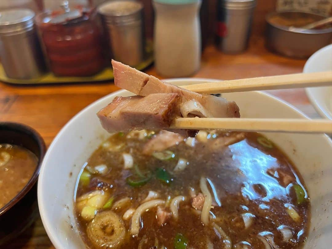 SUSURUさんのインスタグラム写真 - (SUSURUInstagram)「赤羽の路地裏の名店、麺 高はしさん。 たっぷりの麺をふんわり優しい煮干し味のつけ汁と一緒にすするスタイル。 味噌だれや魚粉などの卓上調味料でカスタマイズしながら食べ進めればあっという間に麺がなくなります。 安くてうまくて腹いっぱい。 #susuru_tv #麺高はし #赤羽 #東京 #つけ麺 #うまい  #ラーメン #らーめん #ramen #ラーメン部 #ramennoodles #毎日ラーメン生活 #麺スタグラム #japaneseramen #japanramen #foodstagram #foodie #noodles #instanoodle #instaramen #instafood #東京ラーメン #赤羽ラーメン #つけそば」11月1日 17時33分 - susuru_tv