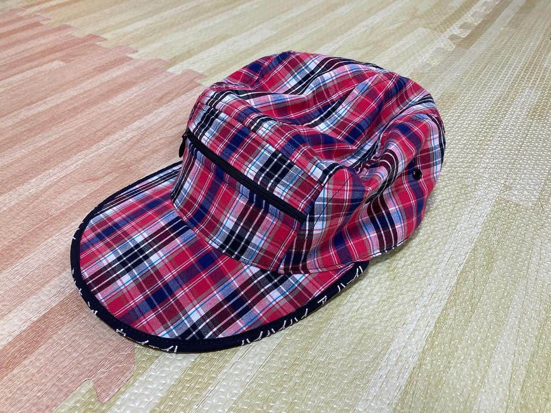 ウーイェイよしたかのインスタグラム：「NHK金5時のロケで作った着なくなった服を使って帽子を作りました！  これはさくちゃんの着れなくなった服を帽子にしてます！  これでいつでもさくちゃんを側に感じとる事ができます(((o(*ﾟ▽ﾟ*)o)))  ＃ NHK ＃ 金5時 ＃帽子」