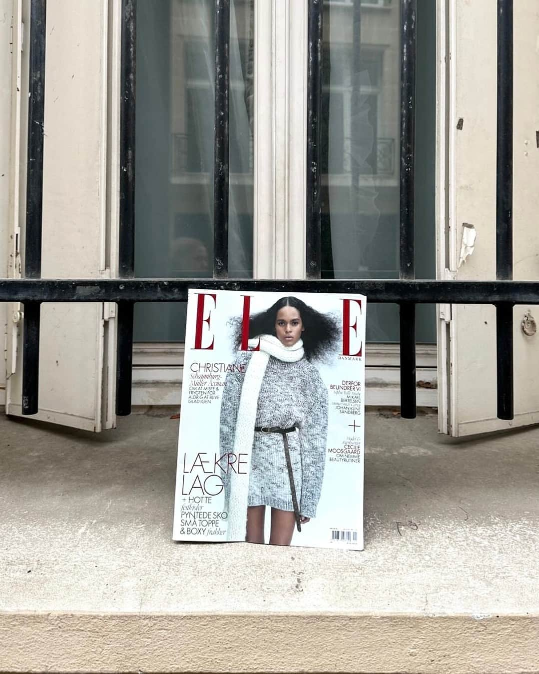 ELLE DKのインスタグラム：「November måneds #ELLE er fyldt med godter til vinteren - fra festlig inspiration til garderoben til rørende og aktuelle interviews, der er lige til at blive opslugt af. ⁠Få et smugkig her, og find magasinet på hylderne nu og digitalt på #Pling. Lige nu kan du også tegne abonnement via link i bio, hvor du frem til 5. november kan få to numre for til 89,95 kroner.」