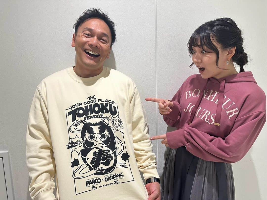 外賀幸一のインスタグラム：「＂𝟏𝟓+𝟑𝟓＂  『OH!バンデス』出演の際は衣装協力として、 ショップからそのとき旬のアイテムを お借りしています！ありがとうございます！  月曜日はなんとお店に並ぶ前のものを特別に♬  仙台PARCOはことしで15周年、 そしてセレクトショップのCIAOPANICは35周年。 おめでとうございます☆  そのW周年のコラボスウェットをお借りしました！ 「TOHOKU SENDAI」ということで、 松川だるまや景観などがデザインされています♪  共演したゆきのちゃんからも 「カワイイ」評価いただきました（笑）  11/3（金・祝）on saleです！ チェックしてみてください♬」