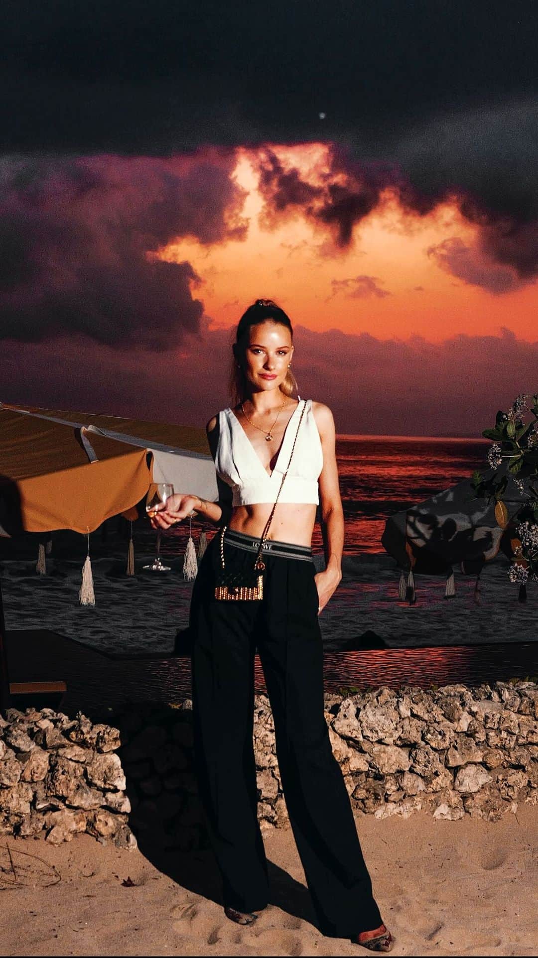 のインスタグラム：「Might be the most beautiful grwm backdrop yet ✨ Getting ready for happy hour and dinner whilst the sun goes down 📍 @nihi」