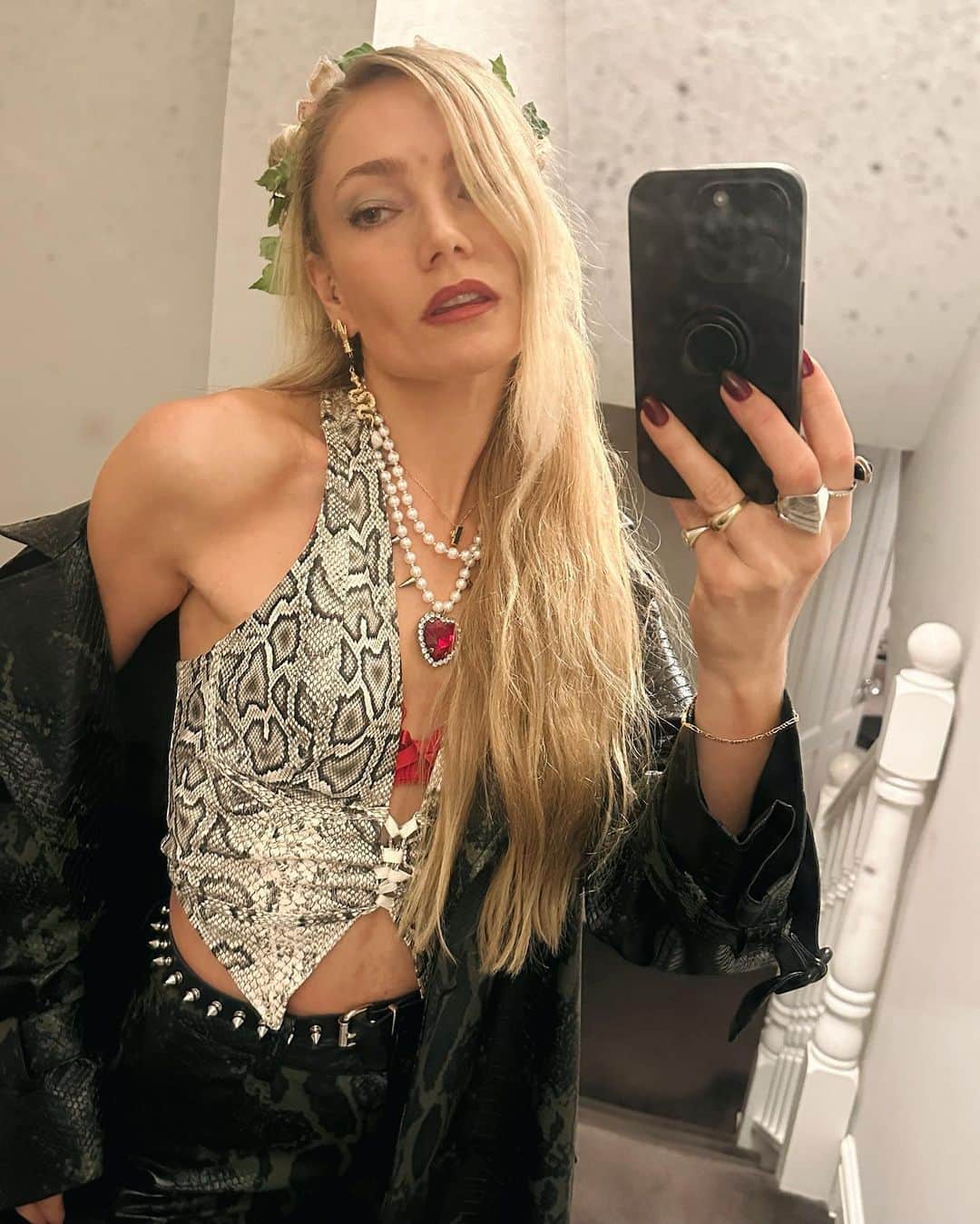 クララ・パジットのインスタグラム：「🐍🍎 𝔗𝔯𝔦𝔠𝔨⭐️👁️」