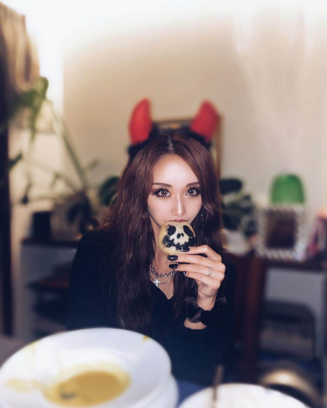 平尾貴代さんのインスタグラム写真 - (平尾貴代Instagram)「Halloween🎃devil😈💞 実家で家族でハロウィンパーティーしたよ✨ ・ この時付けてたカラコン @sensemania_official さんのデイジーピンクだよ！！ まじ鬼盛れるし1年使えるからコスパ良すぎ😭🤍 可愛いカラコン沢山あるからチェックしてみてね👀✅  #sensemania  #センスマニア  #デイジーピンク #カラコン  #devil #ハロウィン #halloween」11月1日 17時37分 - yotsu_nuts