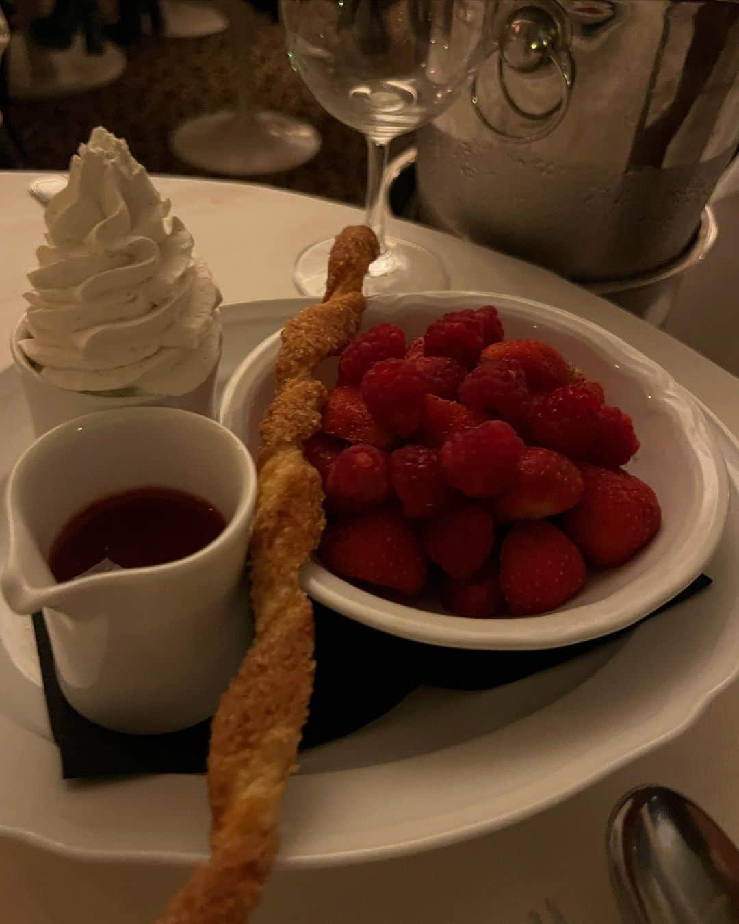 村上瑠美奈のインスタグラム：「💙🤍❤️  🍓  今回のパリで好きなレストランがいくつも増えた🍽️  #pariseats#parisrestaurant #loulourestaurant #パリレストラン#パリ観光」