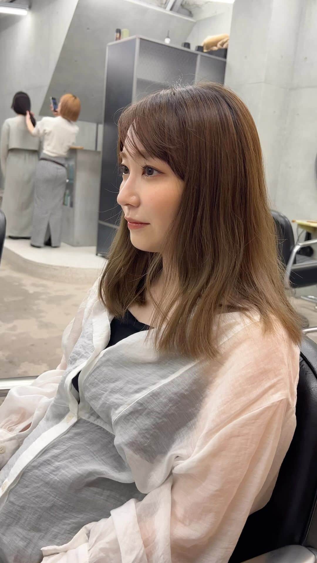 兼井遼のインスタグラム：「オリーブグレージュ＊ ラインのきれいなミニボブ＊  柔らかくほつれるヘア😌  ツヤのある 暗くても透明のある カラーならお任せください☺️  10月11月のご予約も まだまだお取りできます🙇🏻  ご質問などは コメントにてお問い合わせください！😌  #ケアカラー  #ヘアアレンジ  #ケアダブルカラー  #巻き方  #髪質改善カラー  #イルミナカラー  #ミルクティーベージュ #グレージュ  #ケアブリーチ  #ハイライトカラー  #ハイトーンカラー  #ブリーチ  #ダブルカラー   #インナーカラー  #オリーブアッシュ  #グラデーションカラー  #グレージュカラー  #ツヤトーン  #パーマ  #艶髪  #外国人風  #髪質改善トリートメント  #くびれヘア  #シースルーバング  #髪質改善  #ラベンダーグレージュ  #オリーブグレージュ  #トリートメント  #ヘア アクセサリー　#インナーハイライト」