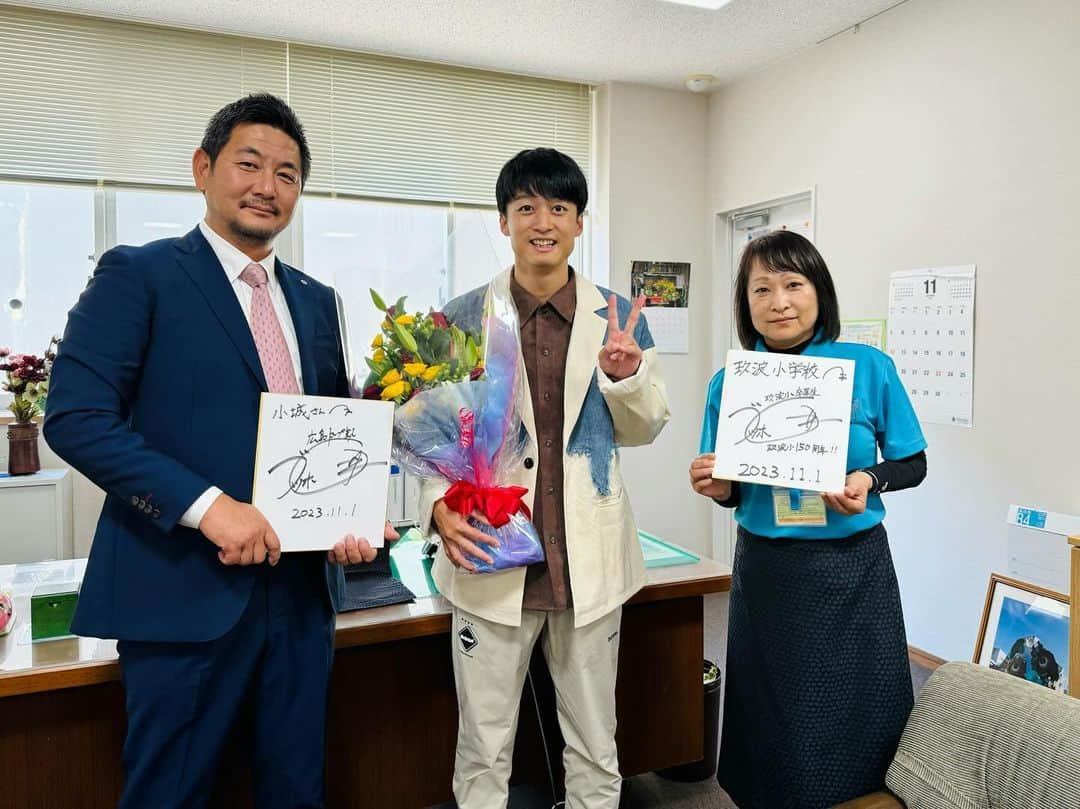 ゴッホ向井ブルーさんのインスタグラム写真 - (ゴッホ向井ブルーInstagram)「今日は母校・玖波小学校の150周年記念式典の司会で呼んでいただき、行ってきました！かなり久しぶりにお会いする先生や当時と変わらないグラウンドと体育館など、懐かしかった〜。子供達も元気いっぱいで素晴らしい小学校です。 ありがとうございました！」11月1日 17時40分 - goghmukai