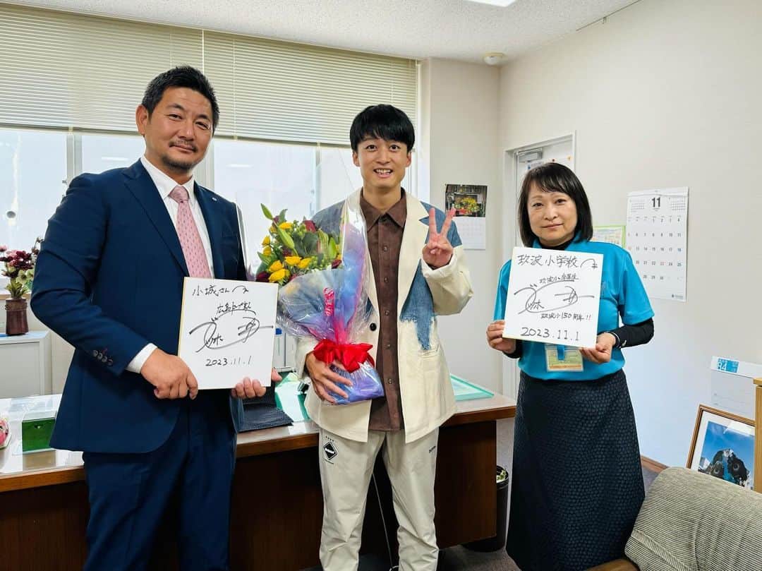 ゴッホ向井ブルーのインスタグラム：「今日は母校・玖波小学校の150周年記念式典の司会で呼んでいただき、行ってきました！かなり久しぶりにお会いする先生や当時と変わらないグラウンドと体育館など、懐かしかった〜。子供達も元気いっぱいで素晴らしい小学校です。 ありがとうございました！」