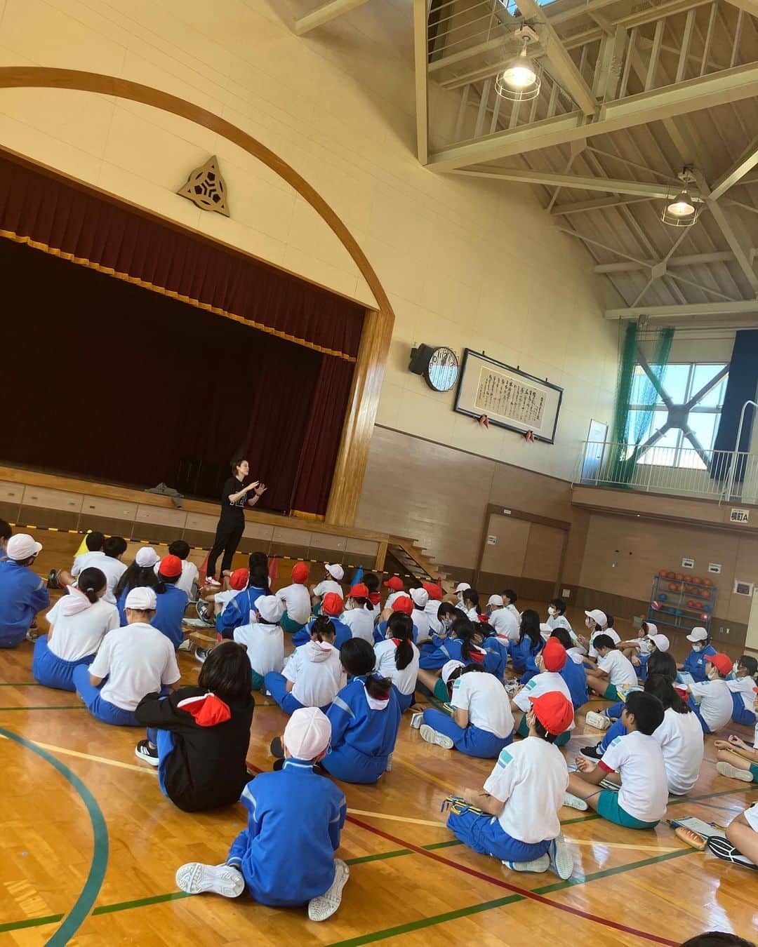 大山未希のインスタグラム：「🏐  【アスリーチ】  今回は新潟県！！  新潟県立糸魚川高等学校 糸魚川市立糸魚川小学校  高校生は力も強いので試合もつながる！！ 先生がバレーをやられてた方だったので上手なのかな？？  小学生は約60人がみんな メモとりながら一生懸命話を聞いてくれてうれしかった！ 　 最後の写真の私の足！ ちゃんと歩けてるの？？🤣🤣 　 　 さてさて！ 再来週は静岡県ですよー！！  静岡のみなさまよろしくです🫡  #スポーツ庁 #日本テレビ #アスリーチ #ドリームコーチング #新潟県 ↓」