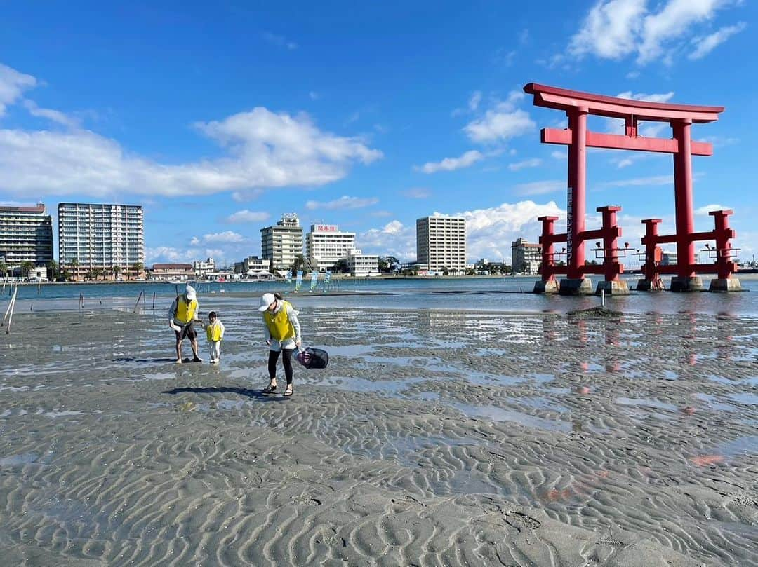 遊佐ちえみさんのインスタグラム写真 - (遊佐ちえみInstagram)「🌊🇯🇵  【日本財団 海と日本プロジェクト】  アマモ探検隊！！  アマモは砂や泥の海底に生える海草です！ 緑色で細長い葉が特徴です！  大切な自然、生き物をずっと残していく。  その為に私たちにできることは？  まずは現状を知り、自分の目で見て 触れることが大切です🫶  #海と日本プロジェクト #海プロ #日本財団 #弁天島 #bentenjima  #浜名湖 #浜名湖の魅力 #汽水湖」11月1日 17時40分 - yusa_cgram