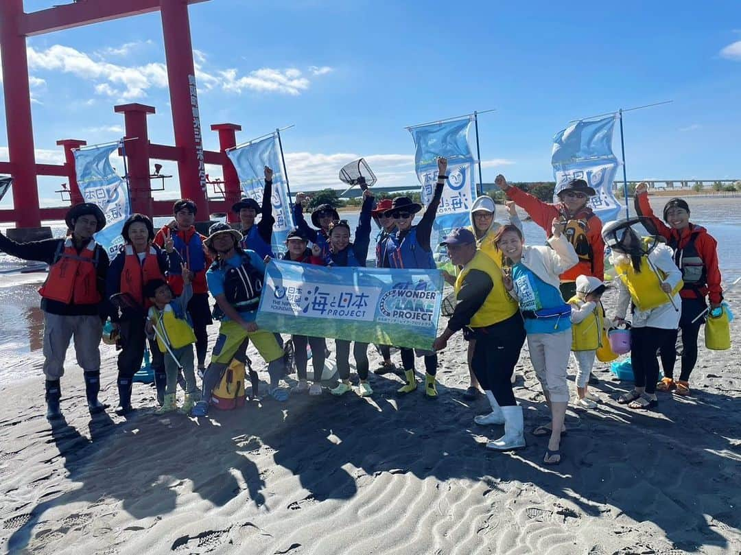 遊佐ちえみのインスタグラム：「🌊🇯🇵  【日本財団 海と日本プロジェクト】  アマモ探検隊！！  アマモは砂や泥の海底に生える海草です！ 緑色で細長い葉が特徴です！  大切な自然、生き物をずっと残していく。  その為に私たちにできることは？  まずは現状を知り、自分の目で見て 触れることが大切です🫶  #海と日本プロジェクト #海プロ #日本財団 #弁天島 #bentenjima  #浜名湖 #浜名湖の魅力 #汽水湖」