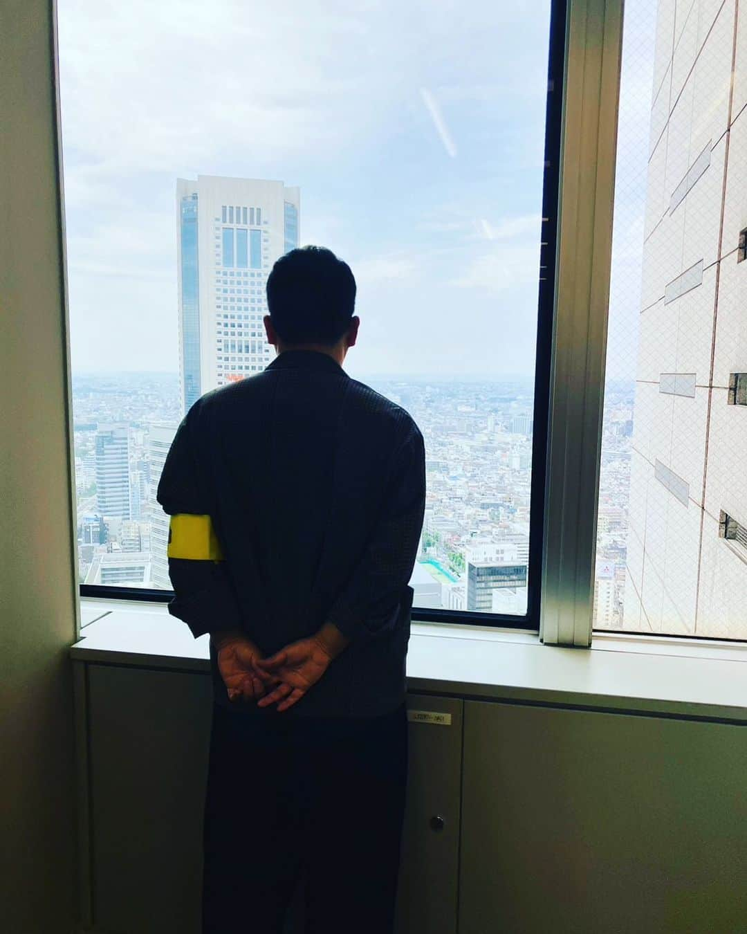 中西茂樹さんのインスタグラム写真 - (中西茂樹Instagram)「いとこよ。私のように背中で語りなさい。 #なすなかにし #従兄弟 #これは僕の背中 #なかにしの背中好きと繋がりたい #ちなみにこれはお腹減ってる時の背中」11月1日 17時40分 - nasunakanakanishi