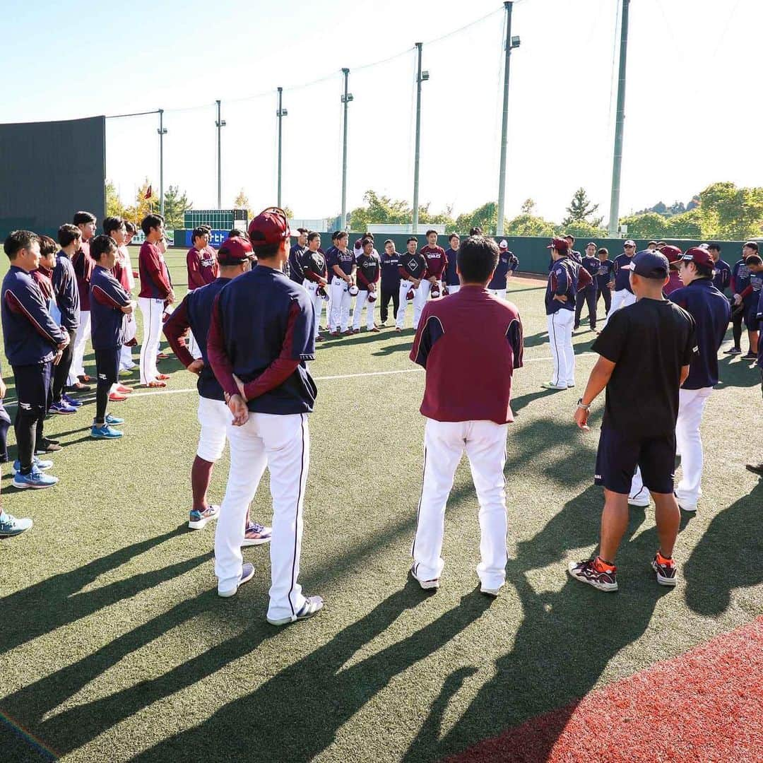 東北楽天ゴールデンイーグルスのインスタグラム：「⚾️  投手陣はウェルファムフーズ森林どりスタジアム泉で🏟️☀️ 青山浩二投手コーチは今日から始動です🤝🏼  #RakutenEagles #秋季キャンプ #宮森智志 #小孫竜二  #高田孝一 #内間拓馬 #伊藤茉央 #王彦程  #清宮虎多朗  #古賀康誠  #青山浩二」