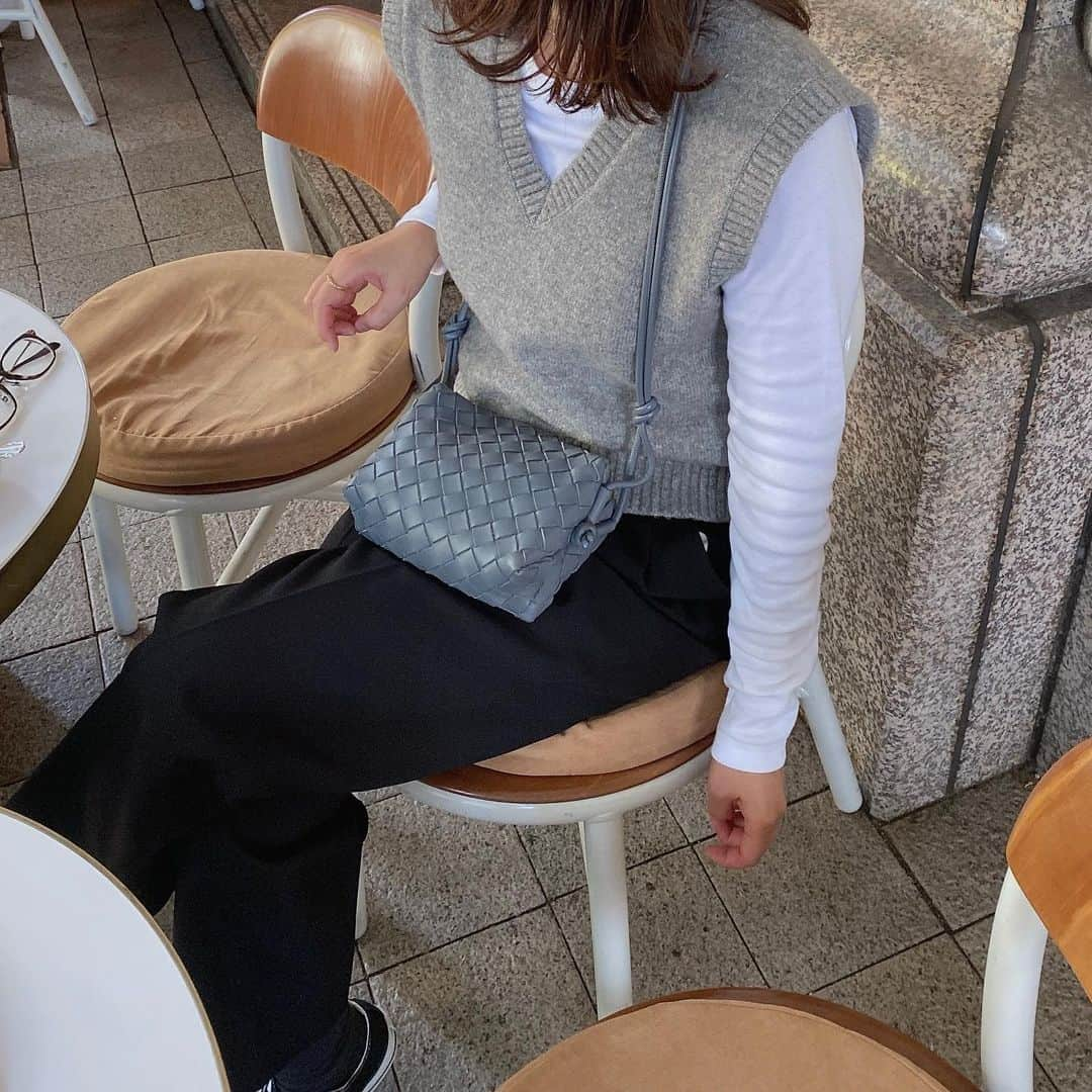 eri.khtnさんのインスタグラム写真 - (eri.khtnInstagram)「・ ロンTにニットベスト☺︎♡  tops #petitgateau  knit vest #zara bag #bottegaveneta  #fashion#ザラコーデ#シンゾーンコーデ#プチバトー#きれいめカジュアル#シンプル#ニットベスト#ボッテガヴェネタバッグ」11月1日 17時41分 - eri.khtn