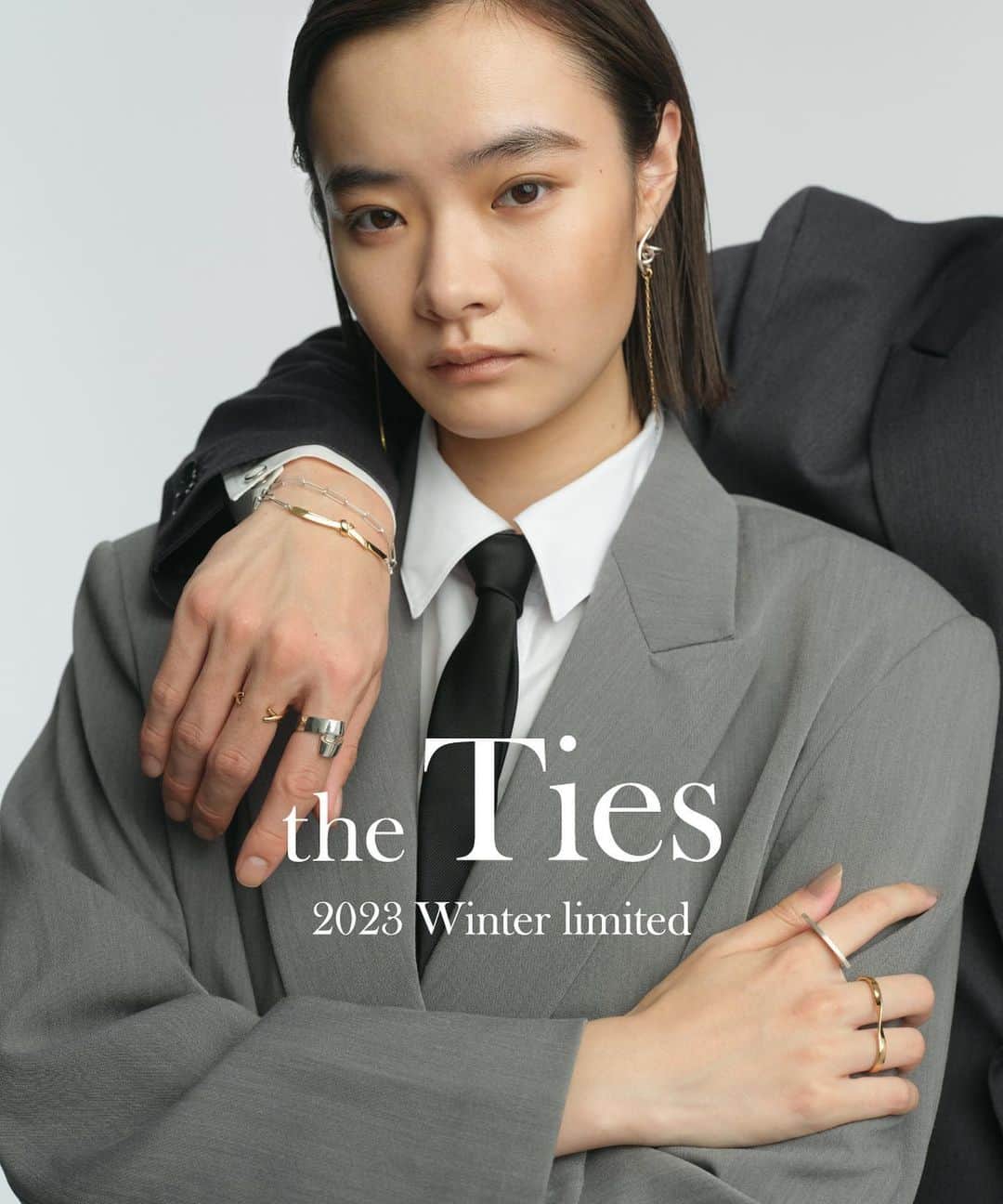 のインスタグラム：「【 Winter limited "the Ties" 】  11.1 Wed release !  「the Ties（ザ タイズ）」をキーワードに、”繋がり・絆”をリボンやネクタイのシルエットを通して表現したラインナップ。  大切な人との絆は目に見えないもの。だからこそ形に残したい。そんな想いが込められたシーズン限定のコレクションです。  ビジュアルページも公開中◎オフィシャルサイトおよび公式アプリよりご覧いただけるほか、Instagramストーリーズのハイライト「SEASONAL」からも閲覧可能となっておりますので、ぜひご覧くださいませ。 @joueteofficial   #Jouete #ジュエッテ #2023 #Winter #theTies #new」
