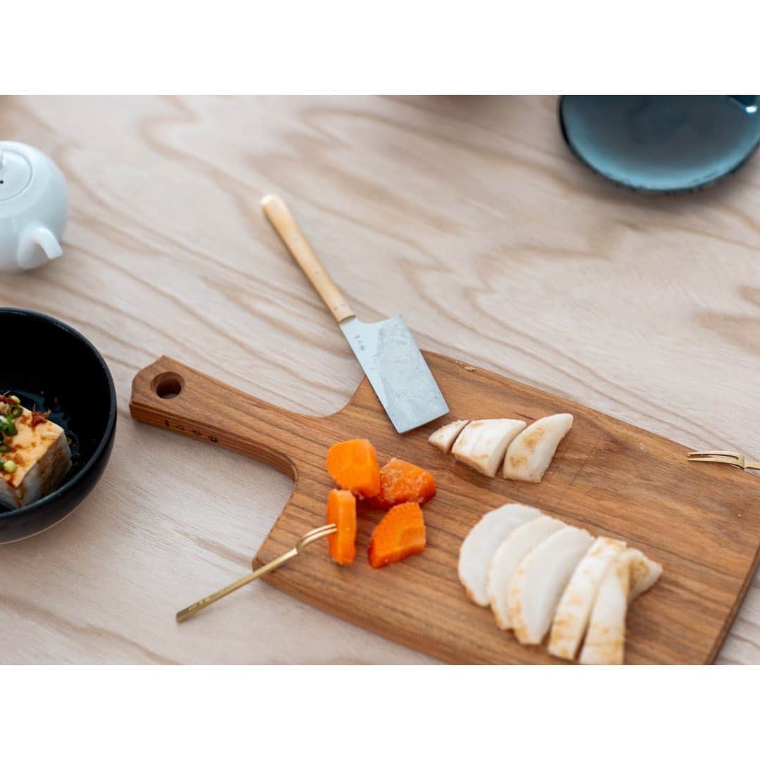 オルネ ド フォイユさんのインスタグラム写真 - (オルネ ド フォイユInstagram)「美しい日本の手しごと 東屋  ●チーズナイフ 一般的なカトラリーのナイフやバターナイフと違い、 上質な包丁と同じ刃付けをしているため、 幅広い用途にお使いいただけます。 チーズ以外にも、ハムやサラミ、果物やお菓子、 かまぼこやお漬物まで、すっと気持ちよく切ることができて 食卓でも大変重宝します。  ●チーズボード 山桜の無垢材そのままの美しさを活かしながら、 のせた食材が映えるよう縁を繊細に切り出して 丁寧に形づくられています。 台所で小さなまな板として使うだけではもったいない！ 食材や料理を盛る一枚の木皿としても お楽しみいただけますよ。  商品名：東屋 ∟チーズナイフ ∟チーズボード小  ———————————————   ●商品詳細はプロフィールのリンクからご確認ください。  👉 @ornedefeuilles   ※検索画面で「東屋」でチェック🔎   ※オンラインショップと不動前店の取扱い商品は異なります。  #東屋 #手仕事 #キッチン雑貨 #チーズナイフ #バターナイフ #チーズボード #木器 #ウッドボード #まな板 #テーブルウェア #インテリア雑貨 #暮らしを楽しむ #心地よい暮らし #丁寧な暮らし #ornedefeuilles #オルネドフォイユ」11月4日 14時00分 - ornedefeuilles