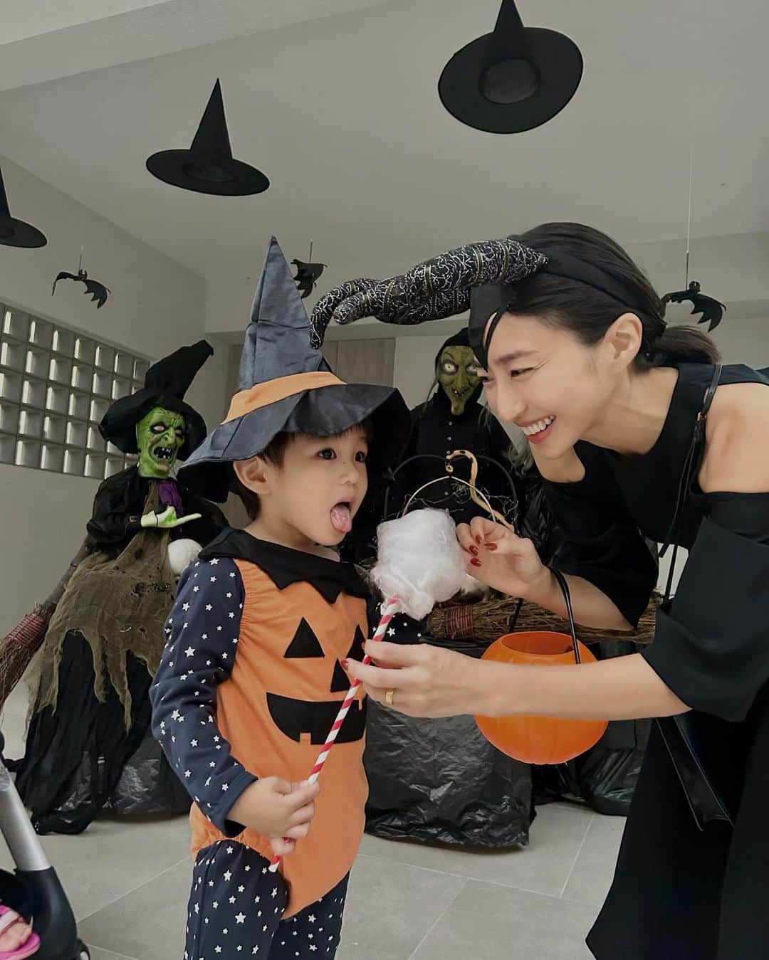 永田杏奈さんのインスタグラム写真 - (永田杏奈Instagram)「・ 昨日はTrick or treatで息子や息子のお友達とHalloween partyで賑わっているご近所さんを訪ねに行ってきました🍭  家主の方が仮装していたり、お家のデコレーションが本格的で子供達も大喜び🫣🤍 想像以上の盛り上がりで母さんもアゲ🙌  こーゆう行事をご近所の皆さんと一体になって楽しむというのは東京に長年住んでいた私にとってはとても新鮮。 何より子供の喜ぶ姿が見れて良かった~🎃👻✨  #happyhalloween  #annahongkonglife  #香港生活　#香港の暮らし」11月1日 17時45分 - annanagata