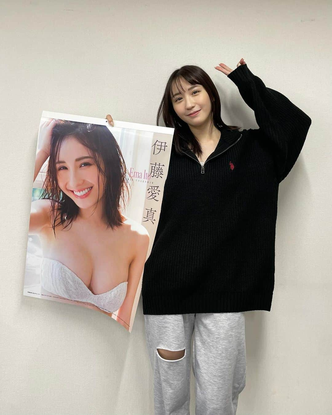 伊藤愛真さんのインスタグラム写真 - (伊藤愛真Instagram)「一足先にカレンダー拝見してきました🤍 めくってる時の顔よ😂 めちゃ大きくてびっくり！！ 11/11はカレンダーお渡しイベント🫶🏻 会いにきて欲しいなっ」11月1日 17時47分 - __emagram