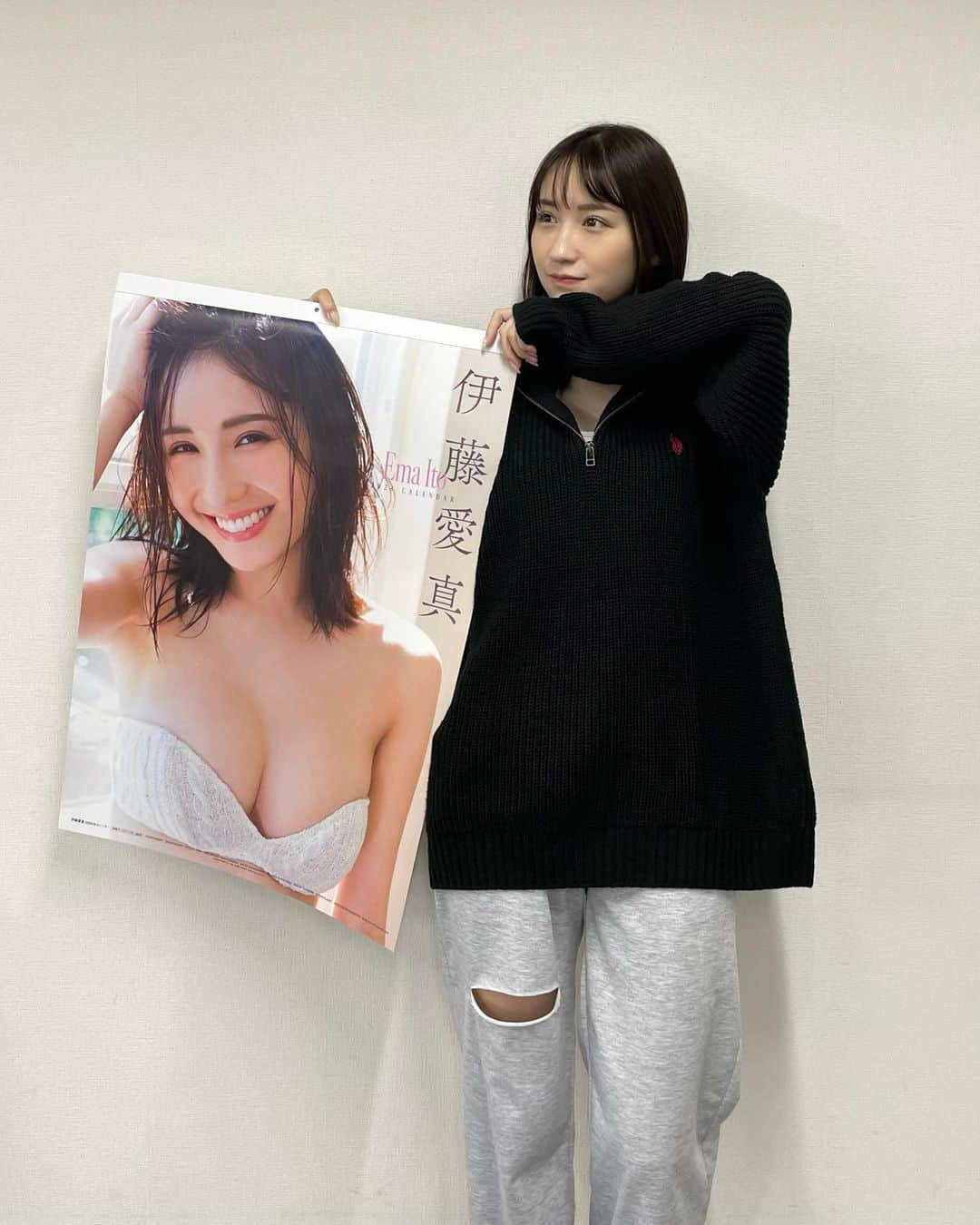 伊藤愛真さんのインスタグラム写真 - (伊藤愛真Instagram)「一足先にカレンダー拝見してきました🤍 めくってる時の顔よ😂 めちゃ大きくてびっくり！！ 11/11はカレンダーお渡しイベント🫶🏻 会いにきて欲しいなっ」11月1日 17時47分 - __emagram