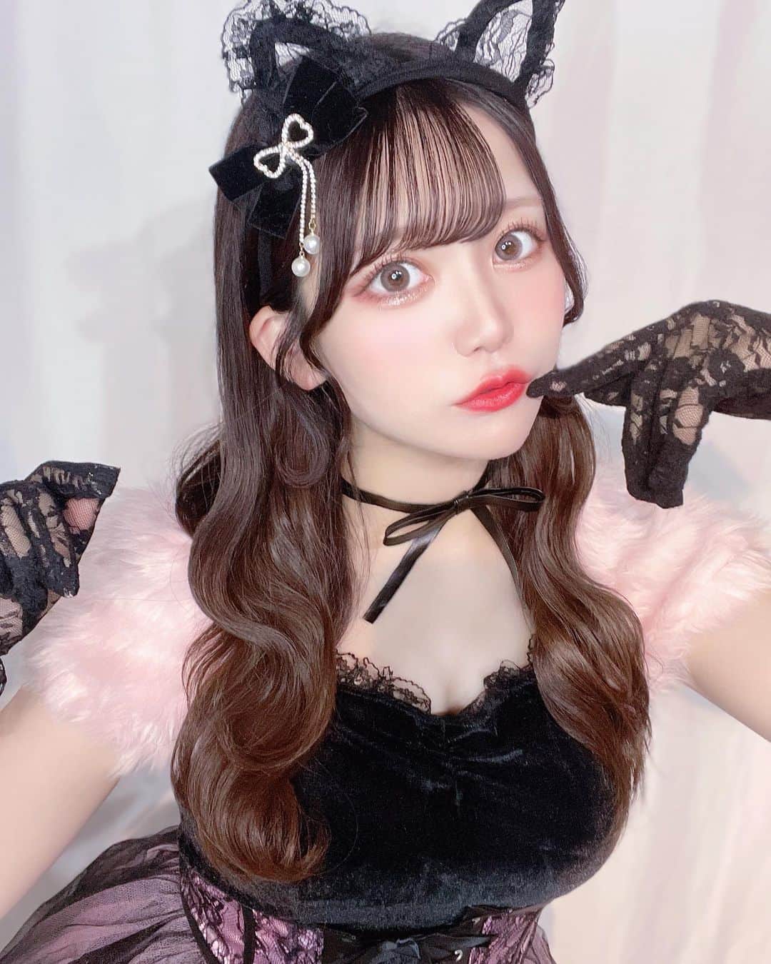 茉井良菜のインスタグラム：「🖤  𝒎𝒆𝒐𝒘🐈‍⬛🩷  #コスプレ #cosplaygirl #猫耳 #猫コスプレ」