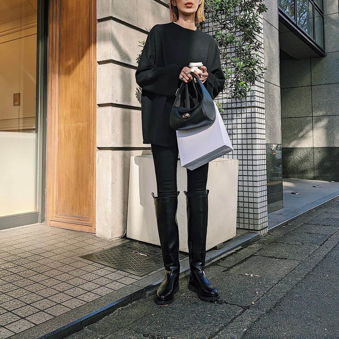 maai0528のインスタグラム：「〻👩🏻‍🦰🦙🍪🧁 Ａll ｂlack‥🩶 手荷物いっぱいw ． お気に入りのブーツはいて ルンルン。 ． ． ． #fashionstyle  #MOUSSY #RIMARK #cafune」