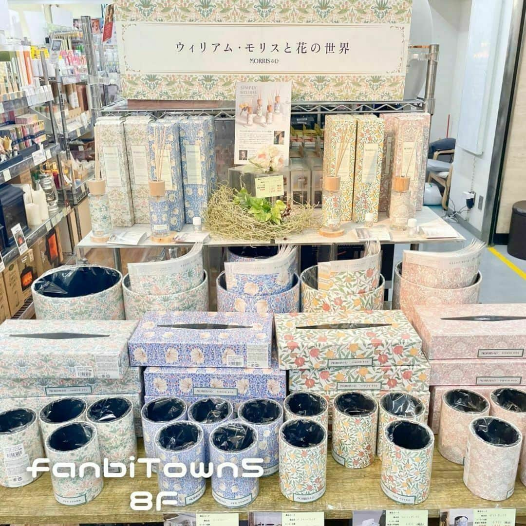 ファンビ寺内 (fanbi) さんのインスタグラム写真 - (ファンビ寺内 (fanbi) Instagram)「. ウィリアムモリスコーナー🌼  ディフューザーのほかに ペンスタンド、ティッシュボックス、 ブックカバー、ダストボックスが入荷しました🥰  ▾小売価格￥700～4,500の約35％OFF！ ⤻会員価格は￥455～2,925✨（税込￥500～3,217）  #fanbiTown5-8階　生活雑貨売場  品切れの際はご容赦ください🙇🏻‍♀️ ＿＿＿＿＿＿＿＿＿＿＿＿＿＿＿＿  DM、コメントでの在庫確認や その他お問い合わせはご遠慮ください。 プロフィール（@fanbi_official）の ハイライト「お問い合わせ」か、 TEL:06-6262-2161(代表)よりお願いします。  #ファンビ寺内 は、会員制の #卸問屋 です。 店舗へのアクセス、ご利用方法はプロフィール （@fanbi_official）のリンクからご確認ください☺️  ＿＿＿＿＿＿＿＿＿＿＿＿＿＿＿＿  #ファンビ #fanbi寺内 #fanbi #寺内 #大阪 #osaka #本町 #honmachi #堺筋本町 #問屋 #ウィリアムモリス #モリス #ウィリアムモリスグッズ #モリスグッズ #ペンスタンド #ダストボックス #ブックカバー #ティッシュボックスインテリア #いちご泥棒 #イチゴドロボウ #ピンパーネル #ピンパネル #フルーツ #シンプリーセバーン」11月1日 17時49分 - fanbi_official