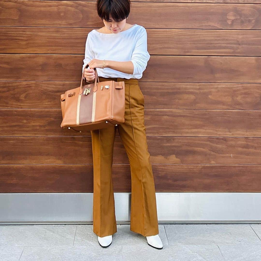 望月律子さんのインスタグラム写真 - (望月律子Instagram)「色違いで購入したGAPのカットソーその2です。こちら白🤍 Tシャツとはまた違ってキリッと着れる感じが🫶 #ボートネックカットソー #超ベーシック #それでいて素敵 #大好きな感じです」11月1日 17時49分 - ritsukomochizuki