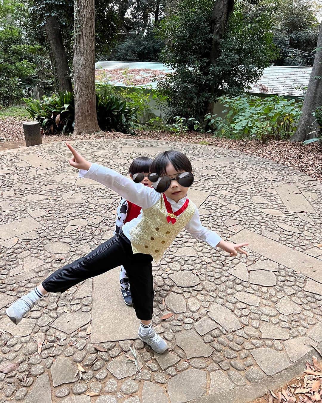 安田美沙子さんのインスタグラム写真 - (安田美沙子Instagram)「Happy Halloween🎃  幼稚園に着ていく日があり。。。  このままスーパー行ったりしたから、まぁまぁ目立つ。笑  2人とも、先輩からもらったおさがり🎃🙏✨  次男は学年のハロウィンパーティーがあったので参加しました☺️✨  小さい体で変装するとかわいいな❤️  2人ともが私にギューっとしてくれて幸せな瞬間でした。  束の間帰って喧嘩がぼっ発したから、あの瞬間はなんやったんやー！  ってなりました。笑  #halloween #ドラキュラ #マーシャル」11月1日 17時50分 - yasuda_misako