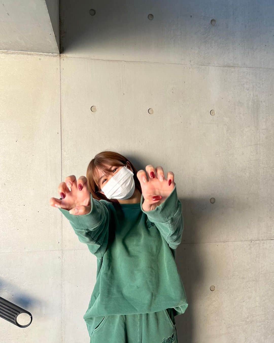 いちえ（夜のひと笑い）さんのインスタグラム写真 - (いちえ（夜のひと笑い）Instagram)「クリスマスネイルにしたけどまだ1ヶ月早かった。  @yuzu.su___  @su___.horie_」11月1日 17時50分 - hnkichie27