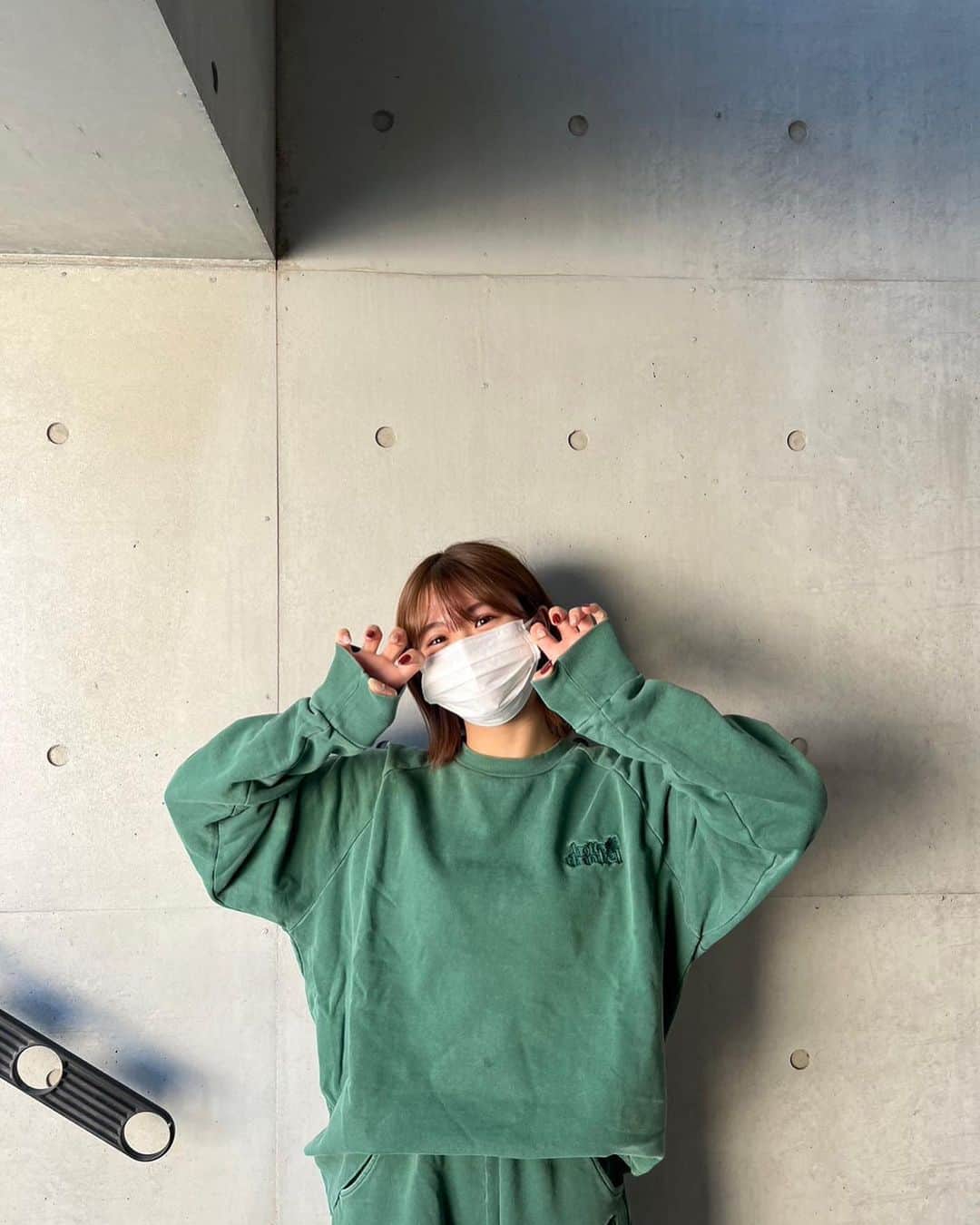 いちえ（夜のひと笑い）さんのインスタグラム写真 - (いちえ（夜のひと笑い）Instagram)「クリスマスネイルにしたけどまだ1ヶ月早かった。  @yuzu.su___  @su___.horie_」11月1日 17時50分 - hnkichie27