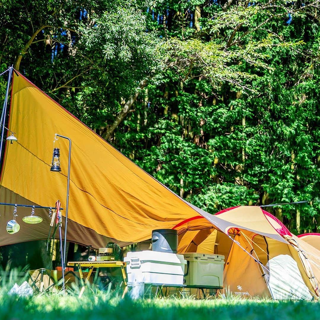 キャンプ情報サイト［ランタン］のインスタグラム：「CAMP SMILE STYLE ／ 2人でのんびり美味しいごはんを作って過ごす キャンプが週末の癒し ＼ いろんなキャンパーのキャンプスタイルを現地取材と一般キャンパーからの投稿で数多く掲載してます。 . . 詳しくは @lantern.camp webサイトをご覧ください . . #camp #camping #camplife #outdoor #travel #trip #lantern_smile #キャンプ #キャンプ用品 #アウトドア #テント #自然 #旅行 #キャンプ初心者 #キャンプ好きな人と繋がりたい #アウトドア好きな人と繋がりたい #camper #外遊び #キャンプスタイル #かぶとの森テラス #デュオキャンプ #デュオキャン #ZANEARTS #ゼインアーツ #SnowPeak #スノーピーク #焚き火台 #DOD #ディーオーディー」