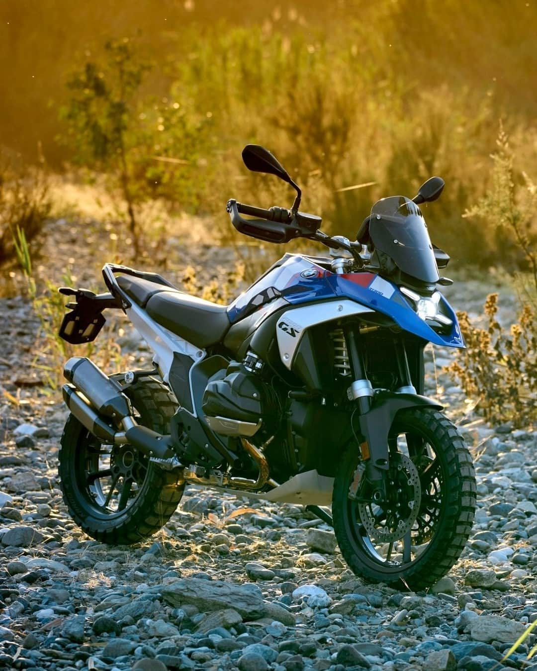 BMW Motorrad Japanのインスタグラム：「【新型 BMW R 1300 GS、11月23日(木)から販売開始！】  107 kW(145hp)を誇る新型ボクサーエンジンと新設計のコンパクトかつ軽量なフレーム、そして最新の装備の組み合わせでBMW GSでの旅はもっと快適に楽しめます。  車両の詳細はBMW Motorrad Japanの公式Webサイトからご覧ください。  #MakeLifeARide #R1300GS #SpiritOfGS #BMWMotorrad #BMWモトラッド #駆けぬける歓び」