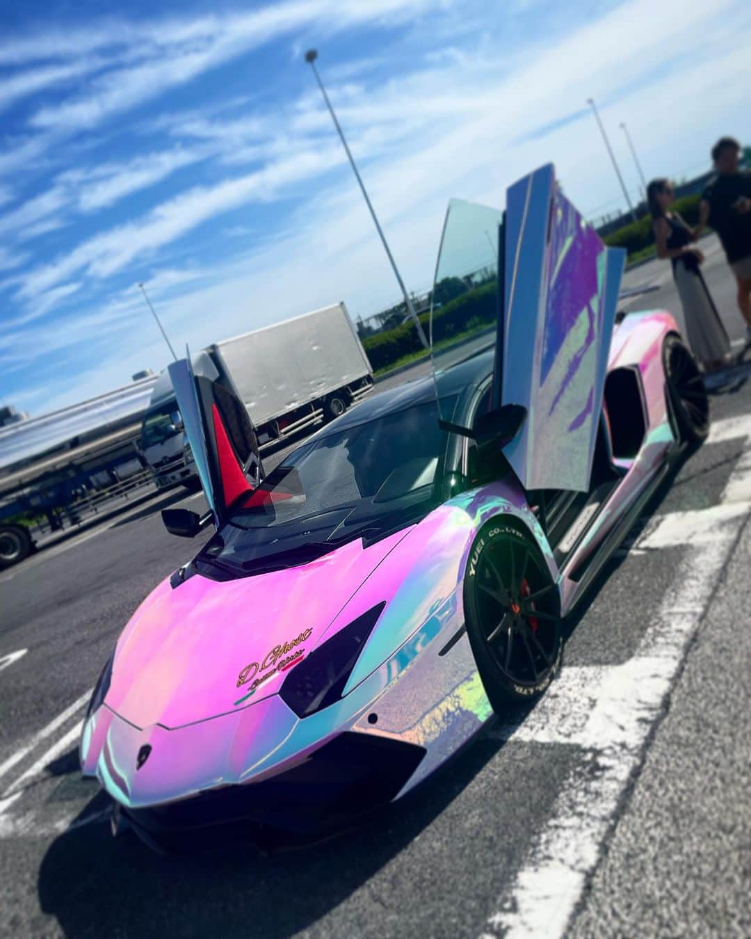のインスタグラム：「先日のランボルギーニ集会の様子🏎  普段中々見られないような限定高級車が、30台以上も一気に集結🤩🎉 メンバーも60人くらい集まって皆んなでツーリング😍😍  私がお誘いした限定ゴールドランボのお連れ様は… まさかの体調不良欠席で、急遽I先生の助手席参加となりましたが… 皆様とても楽しいメンバーで、BBQしたり… 沢山自然と戯れる事ができました😍  飯村さん、素敵な企画をありがとうございました😊  高級車を購入したい方はぜひご相談下さい🏎️ ↓↓↓ @boomcraft029motoring   #ランボルギーニ #高級車 #フェラーリ」