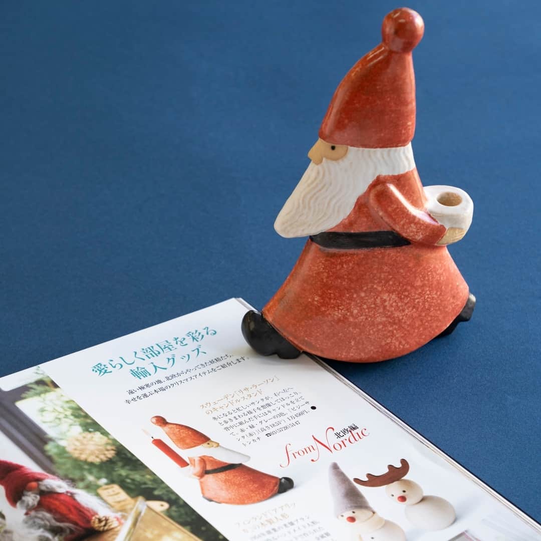 リサラーソンのインスタグラム：「【『家庭画報』2023年12月号】⁠ ⁠ 11/1発売の『家庭画報』2023年12月号にリサ・ラーソンの陶器「ビジーサンタ（赤）」が掲載されております。⁠ ⁠ 読み応えたっぷりの内容となっておりますので、ぜひお近くの書店でチェックしてくださいね。⁠ ⁠ ビジーサンタ（赤）⁠ https://shop.tonkachi.co.jp/products/ll063r⁠ ⁠ ================⁠ ⁠ トンカチストアはプロフィールのリンクよりご覧いただけます。⁠ ⁠ →@lisalarsonjp⁠ ⁠ ➡️TONKACHI STOREでもリサ・ラーソンの情報をお届けしております。⁠ ぜひフォローしてくださいね。⁠ →@tonkachi_store⁠ ⁠ ================⁠ ⁠ #LisaLarson #リサラーソン #tonkachi #トンカチ #tonkachistore #トンカチストア #🔨#Sweden #スウェーデン #北欧 #北欧インテリア #北欧雑貨 #北欧ライフスタイル #ceramic #陶器 #陶芸家 #作家  #gift #ギフト #暮らしを楽しむ #暮らし」
