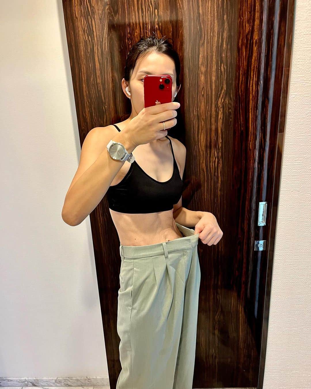 矢原里夏のインスタグラム：「Diet 捨てる前にやりたかったやつー 雑誌の後ろの方とかによくあるやつー笑  今年の1月にタイで買ったパンツ。  むしろ産前より痩せている。 なので今は増量目指している。  #産後ダイエット」