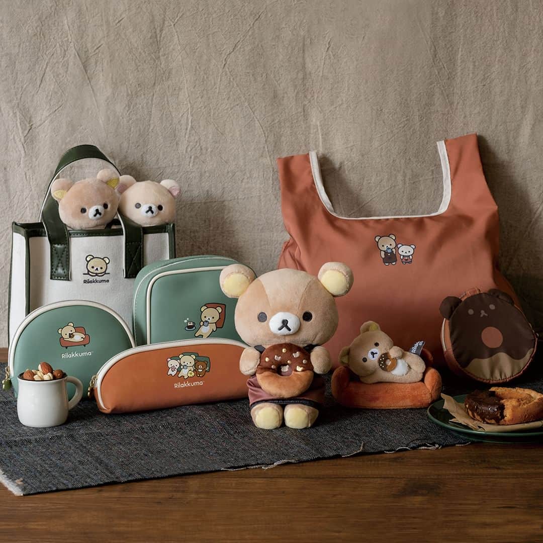 ☆期間限定リラックマ公式Instagram☆のインスタグラム：「🍩11月発売☕  「BASIC RILAKKUMA HOME CAFE」テーマのグッズたち。落ち着いた大人カラーに、デザインはとことんシンプルなワンポイント。  ファッションの一部に取り入れたくなるようなグッズに仕上げました。  是非チェックしてみてくださいね。  #BASICRILAKKUMA #BASICRILAKKUMAHOMECAFE #リラックマ20周年 #リラックマ #コリラックマ #キイロイトリ #チャイロイコグマ #🐻 #🧸 #☕ #🍩 #café #cafe #カフェ #新発売 #拉拉熊 #rilakkuma #korilakkuma #kiiroitori #chairoikoguma」