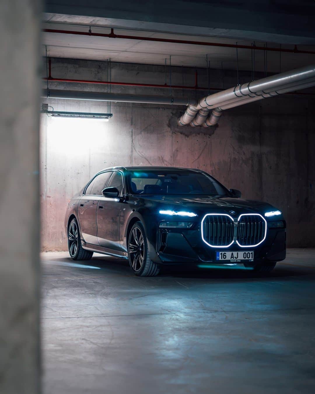 BMWのインスタグラム：「Daring in the face of innovation 🖤 #BMWRepost @teknikoto @photo_berk   The BMW 7 Series.  #THE7 #BMW #ThisIsForwardism  __ BMW 740d Sedan: Combined fuel consumption: 6.4–5.8 l/100 km. Combined CO2 emissions: 168–151 g/km. All data according to WLTP. Further info: www.bmw.com/disclaimer」