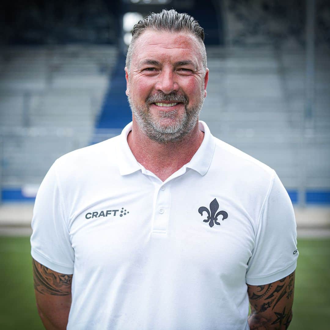 のインスタグラム：「Nur die besten Wünsche zum runden Jubiläum! 💙 Unser Torwarttrainer feiert heute seinen 50. Geburtstag. Happy Birthday, Dimo Wache! 🥳 #sv98 #Lilien #Darmstadt」