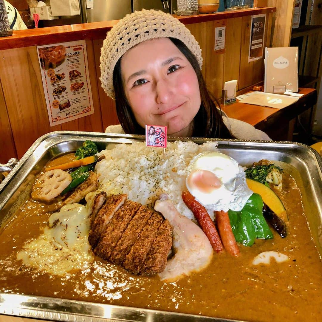 アンジェラ佐藤のインスタグラム：「(」ﾟДﾟ)」挑戦者求む！！！  東区にある『カレーと牧場ソフトのお店 たまねぎ倉庫』 さんでな、なんと総重量3kgの‘’大食いデカ盛り”カレー！！🍛が登場しました〜ﾜｧ───ヽ(*ﾟ∀ﾟ*)ﾉ───ｲ  たまねぎ倉庫のカレーは名前の如く、札幌原産の希少種のたまねぎ「札幌黄」を使用してマス🧅 じっくり煮込まれた札幌黄独特の濃厚な旨みと甘さが、たっっぷりとルーに溶け込んでて激うま！！！✨  具材は、チキン・ポーク・とんばーぐ・揚げ野菜・チーズ・目玉焼き・ソーセージ・とんかつと、 全てのトッピングがででーーーんと乗ってるんです😳  美味しいカレーを爆食したいという大食いの方！ デカ盛りカレーをみんなでワイワイシェアしたい方！是非チャレンジしてくださいませ〜！！！  もちろんデカ盛りカレー以外にも、札幌黄を使用したこだわりのスープカレーやルーカレー。興部町の牛乳を使用した牧場ソフトや、馬の形が可愛らしいデニッシュ焼きであるドサンコ焼きなど色んなメニューがありますよ♪  ちなみにたまねぎ倉庫の建物は、昭和4年に建てられた旧湯浅農場馬小屋🐴築95年の歴史建築なんですよ！ レンガ作りの趣ある店内で美味しいメニューを召し上がってくださいね〜🍀  たまねぎ倉庫さんのインスタも是非フォローしてくださいませ 👇🏻 @onion_garage.fushiko  #カレーと牧場ソフトのお店たまねぎ倉庫 #札幌グルメ #札幌カレー #札幌黄 #札幌デカ盛り #PR  【カレーと牧場ソフトのお店 たまねぎ倉庫】  札幌市東区伏古９条３丁目３ｰ３ ​TEL　011-792-8507 営業時間10:30～17:00（L.O 16:30） 年中無休 https://www.oniongarage.com/  @onion_garage.fushiko」