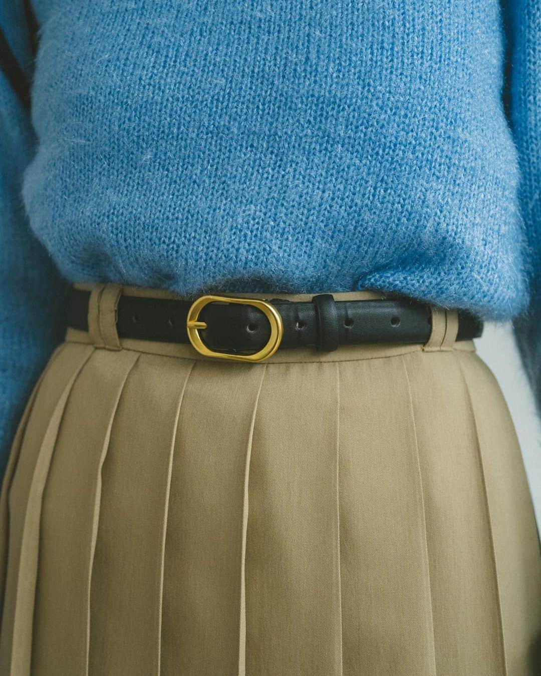 Vannie Officialのインスタグラム：「オーバルフェイクレザーベルト  … Design … ・オーバル型のバックルでかっちりしすぎない印象に ・ゴールドでヴィンテージ調のバックルカラー ・幅広いサイズ調節可能 ・ベーシックで使いやすいブラック、ブラウン ・移動式で好きなところで抑えられるベルトループ付  … Styling …  いつものスタイリングにさしこんでワンランク上の上品な印象に ニットにデニム等、シンプルでラフなスタイリングに合わせるだけで 一気におしゃれな印象に様変わり プリーツスカートやセットアップのショートパンツにもおすすめ  ━━━━━━━━━━━━━━━━━━━━━  透け感：なし 裏地：なし 厚さ：厚め 伸縮性：なし 光沢感：若干あり  ━━━━━━━━━━━━━━━━━━━━━━ ※詳しくは洗濯タグをご確認ください  #vannie_u #ヴァニーユー」