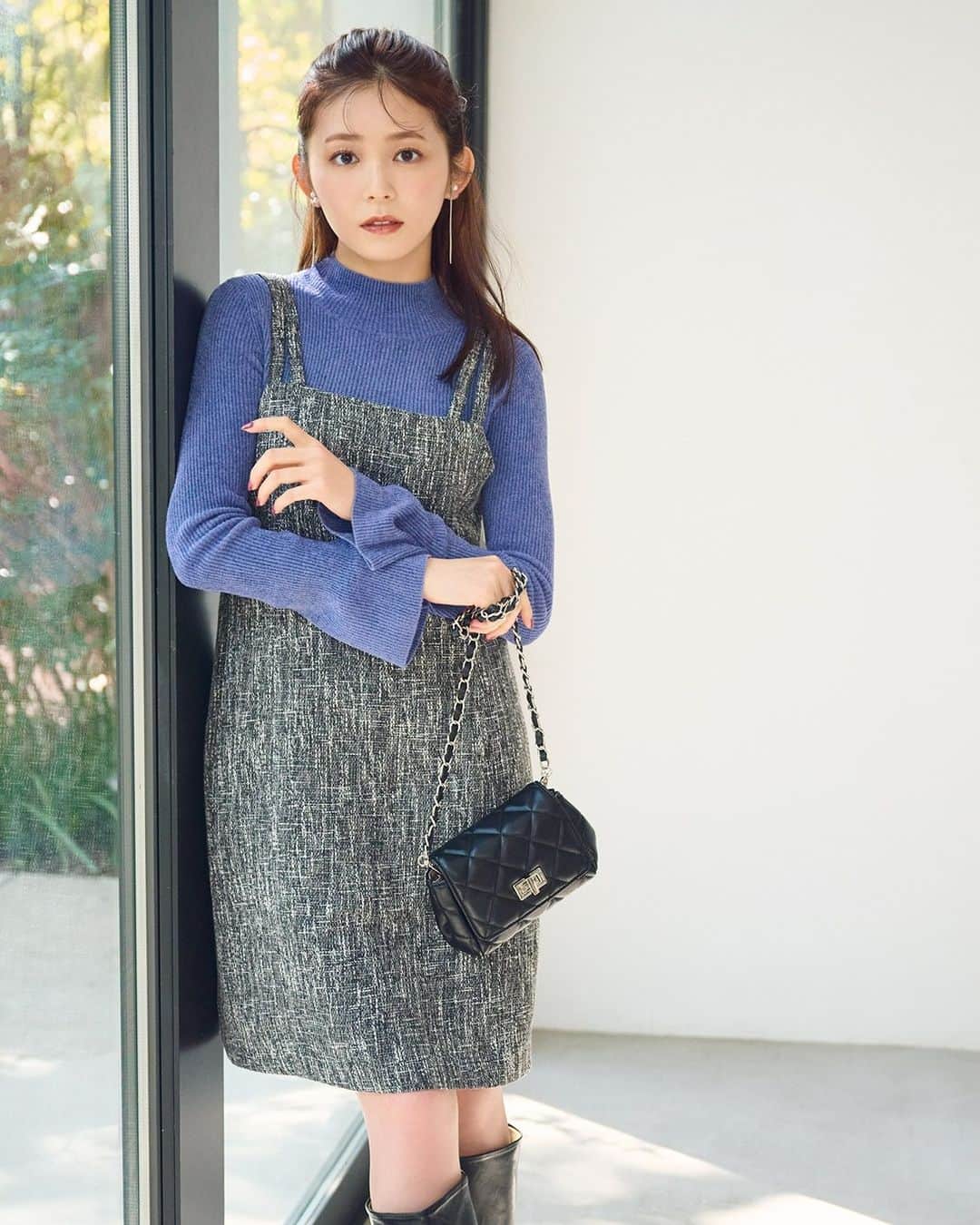 NATURAL BEAUTY BASICのインスタグラム：「Limited Edition VOL.1 Meets.Rinka Kumada  久間田琳加さんが纏う、 秋のLimited Editionをデリバリー。 シャギーニットにツイードジャンスカ、フェイクレザー素材のワンピースetc.  1点投入で着こなしがぱっと華やぐ、 デザイン性の高いアイテムが目白押し！♡  10/25(水)～SANEI bd ONLINEにて先行予約受付中。 11/3(金)～SANEI bd ONLINE・限定店舗にて発売となります✨  --  ■モールヤーンリブニットプルオーバー ¥7,920 tax in size:FR color:オフ/グレー/ブルー #0173270033  ■バックストリングツィードワンピース ¥11,990 tax in size:S/M color:クロ×シロ/グレージュ #0173240030  カラーニット×ツイードジャンスカの 着映え感抜群なコンビネーション。 さりげなく手元で揺れるニットのフレアスリーブが、 女性らしい印象をメイク。  ほんのり光沢感のあるモールヤーンがリッチ見えも叶えてくれます。 ジャンスカはバックコンシャスなデザインが大人っぽくて新鮮。  --  11.3 fri 21:30～INSTA LIVE SPECIAL GUEST 久間田琳加さん @rinka_kumada0223✨  明日11/3(金)21時30分～ルミネ池袋店にて 久間田琳加さんをスペシャルゲストにお迎えして インスタライブを配信いたします♡  現在大好評公開中の新作webカタログにてご着用いただきました Limited Edition アイテムをご紹介♪ 質問やコメントもたくさんお待ちしております。 是非ご視聴下さいませ❤︎  #久間田琳加 さん #ワンピース #キャミワンピース #シンプルニット #タートルニット #ワンピース #ツイードワンピース #秋コーデ  #お出かけコーデ  #着回しコーデ  #オフィスコーデ #オフィスカジュアル #通勤コーデ #大人可愛い #秋コーデ #夏コーデ #カラーコーデ #着回しコーデ #きれいめカジュアル #ベーシックコーデ #ベーシック #ナチュラルコーデ #トレンドスタイル #シンプルコーデ #ナチュラルビューティーベーシック #naturalbeautybasic」