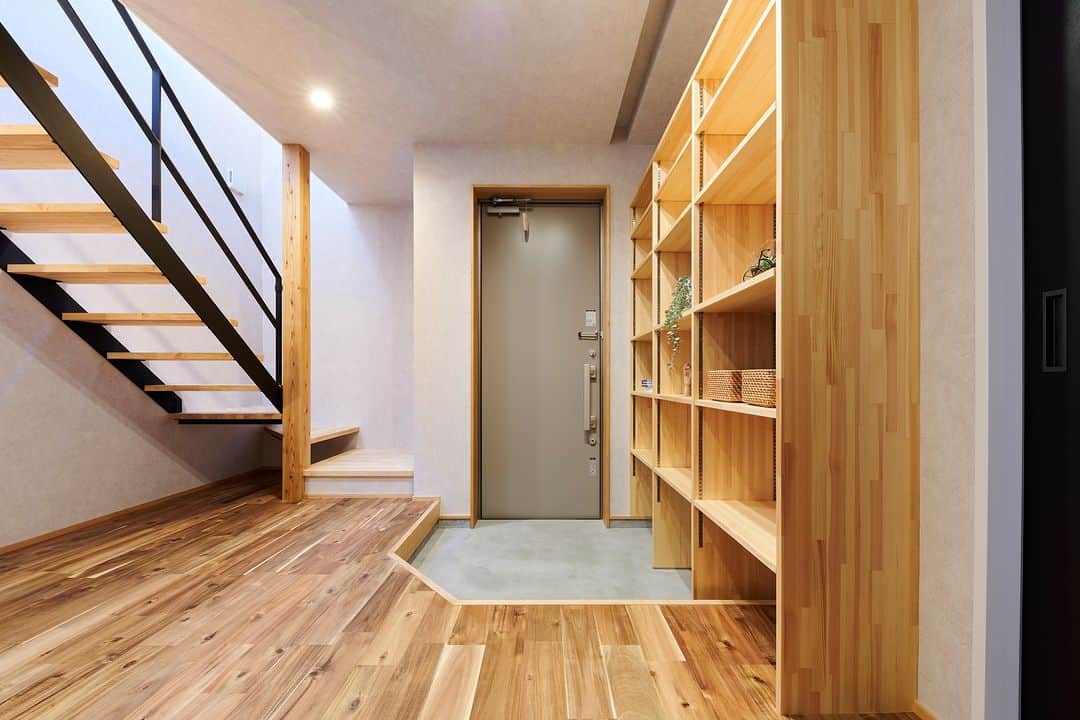 田中建築株式会社のインスタグラム：「. 「玄関ホールを広くしたい」「玄関にロッカーのように使える収納がほしい」お施主様のしたい！を叶えたスタイリッシュでおしゃれな玄関ホールになりました✨  . ☟【建築中の現場見学会を開催します！】 11/11sat,12sun  完成後は決して見ることのできない工事中の現場。自然素材×高性能デザイン住宅の「裏側」をお見せします！  ☑構造体に県産材を使用しているメリットとは？ ☑断熱材はどんなものを使っているの？ ☑耐震等級や構造計算がされているか確認！ ☑実物の仕上がりや施工方法を確認！👀✨  ◎ご予約はこちら◎ HP／InstagramのDM／0120-048-770 完全予約制です🍀 ——————————— 田中建築の「定額制注文住宅」 「価格は定額。間取りは自由」 あなたスタイルのお家の実現が可能です。 素材と品質、インテリアにとことん こだわった“選べる” 長野の #定額制注文住宅　田中建築です。  田中建築は #長野市 #飯綱町 #信濃町 #中野市 #飯山市 #須坂市 #小布施町 #高山村 #千曲市 #木島平村 #山ノ内町 で #無垢材 を使った #自然素材 の高性能デザイン住宅 を手がける #工務店 です。  #長野市工務店 #自由設計 #シックハウス症候群 や #アレルギーのお子様 安心  #おしゃれな家 #木の家 #リビング #住宅補助金 #sdgs #女性設計士と建てる家  #お家づくり中の人と繋がりたい #玄関 #玄関収納 #玄関ホール」