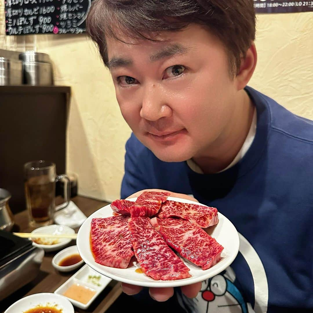 山岸久朗さんのインスタグラム写真 - (山岸久朗Instagram)「堺市津久野の「焼肉もりもと」初訪問。  おさむちゃんのメニューにかなり近くて驚いた😆 素晴らしい内容でした😊  最後の写真のテーマは「隠と陽」です😆  #焼肉もりもと #生センマイ #松寿司の大将 #カフェスタグラム #寝る男 #ほとんど寝てた #津久野 #津久野グルメ #津久野駅 #堺 #堺市 #堺グルメ #堺焼肉 #グッチドラえもん #ドラえもんグッチ #sakai #sakaicity  #guccidoraemon  #guccixdoraemon」11月1日 18時01分 - yamaben