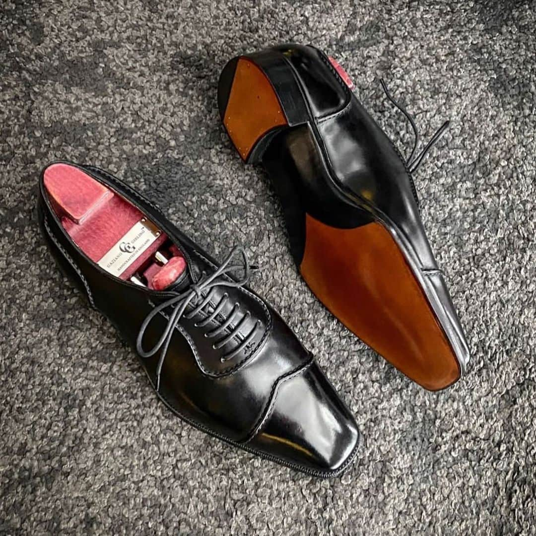 ガジアーノ&ガーリングのインスタグラム：「New #ggshoeofthemonth 🚨  For the month of November we will waive the MTO Fee on the Gable Model.  Search #gggable to see some other MTOs in this model   A unique design with hand rolled details on the V-Cap, facing and back counter.   This model generally works best on the TG73 (pictured) or the Deco last shapes..  To place an order please send us a DM, Whatsapp or email sales@gazianogirling.com  📸: @andreaseoul_official   #gazianogirling #nomtofee #madeinengland」