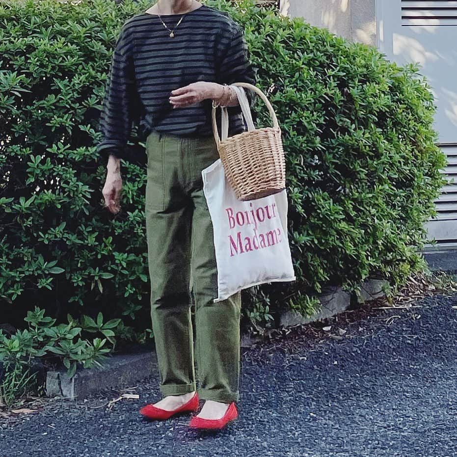 canariaのインスタグラム：「_  赤がさし色の グリーンワントーン  tops #無印良品 pants #plage shoes #gu bag #apartbylowrys  ecobag #orne necklace #zara  #アラフィフファッション #50代ファッション #大人カジュアル #canariacoordinates」