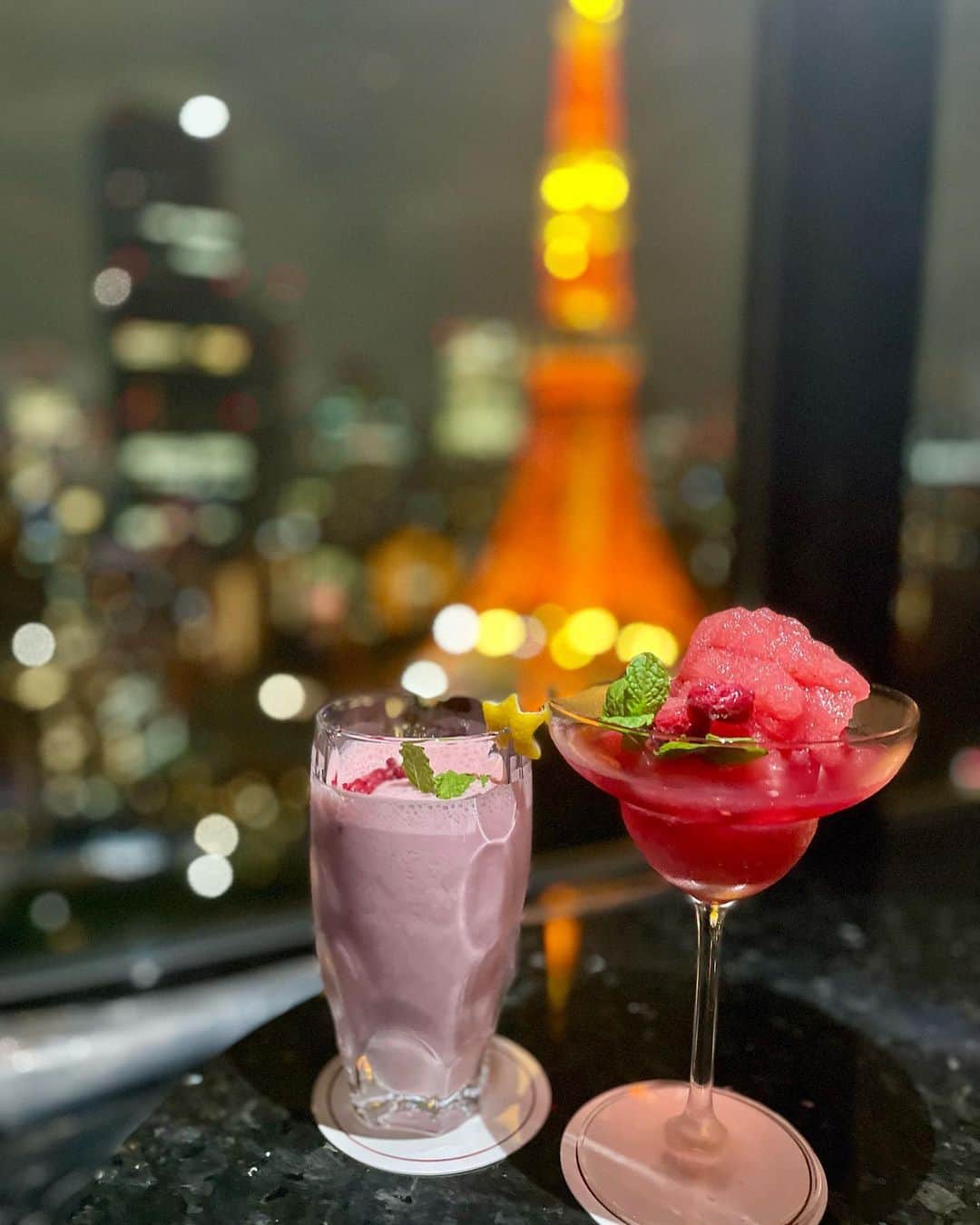 大庭絃子のインスタグラム：「11月のスタート🍓🗼 この時期からは今年も本当あっという間・・！  #hellonovember🍂 #strawberrydaiquiri  #🍓🍸 #tokyotowerview」