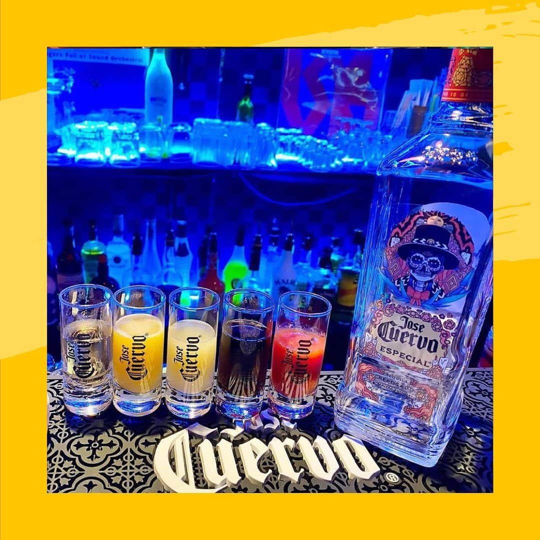 Jose Cuervo Japanさんのインスタグラム写真 - (Jose Cuervo JapanInstagram)「死者の日限定ボトルをゲットした人ー！🙋‍♀️ インスタにどんどん投稿してね✨ 📸 @barcrow96 @mikakotada @orisa_0510 @ko_o_ochan  . . . #クエルボ #ホセクエルボ #テキーラ #ライム #テキーラショット #お酒 #カクテル #死者の日 #クエルボボトル ⁠」11月1日 17時58分 - josecuervojp